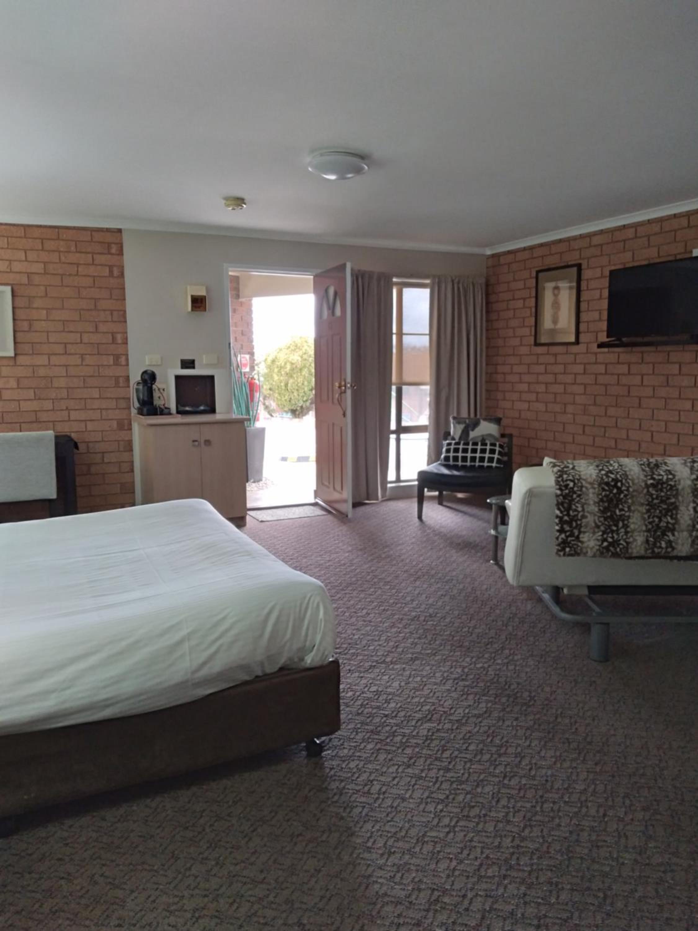 King Suite with Spa Bath - Photo 2