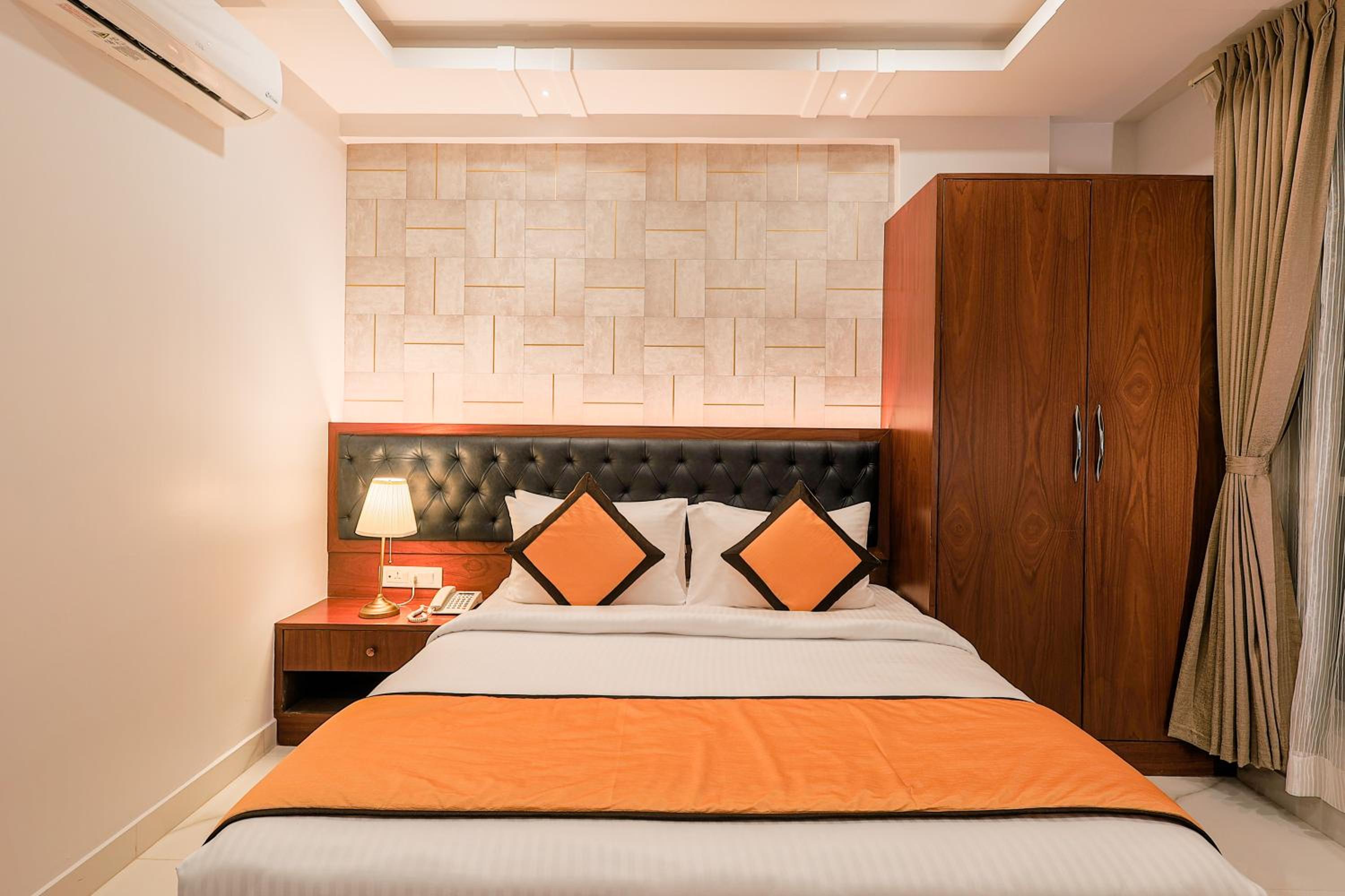 Deluxe King Room - Photo 1