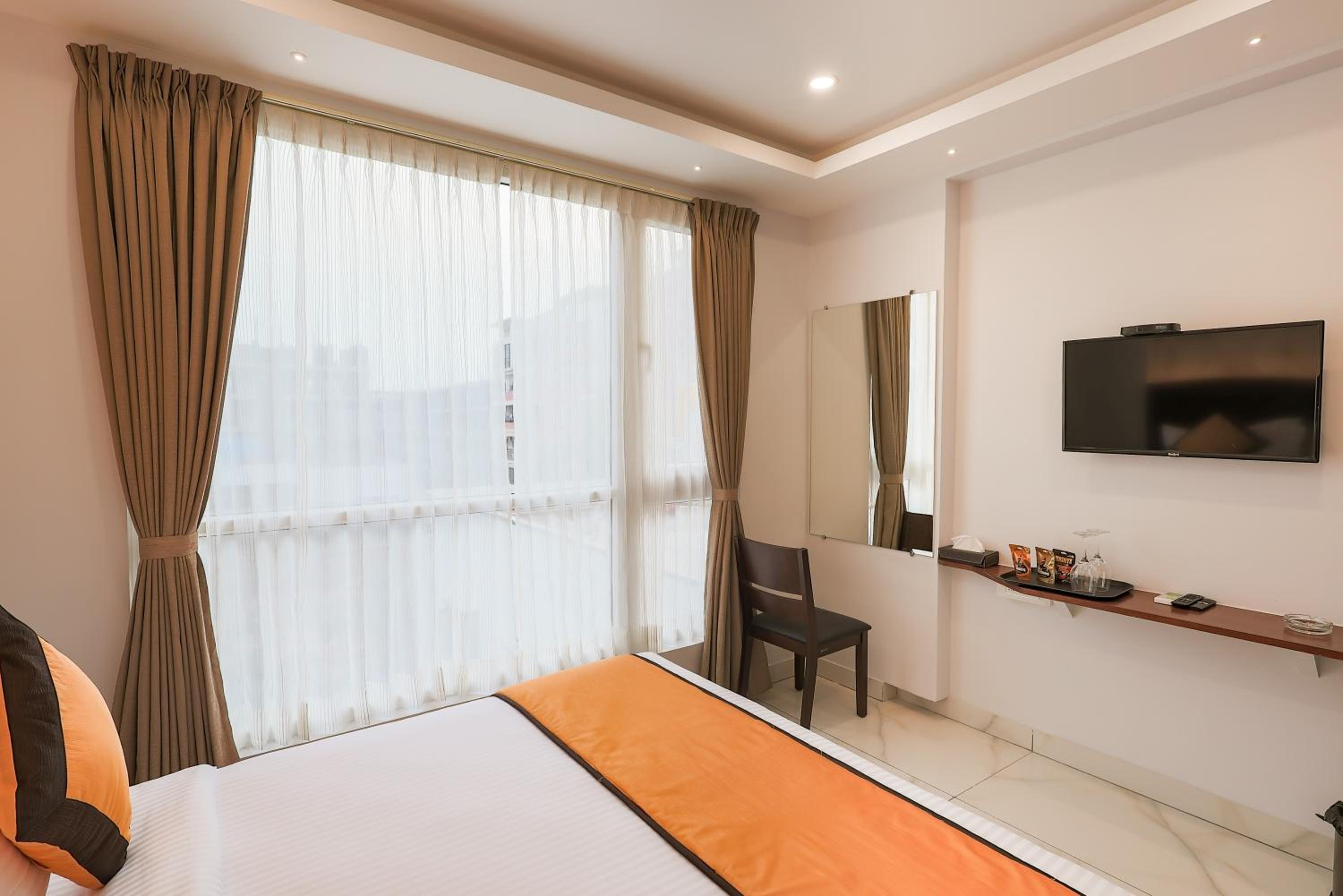 Deluxe King Room - Photo 4