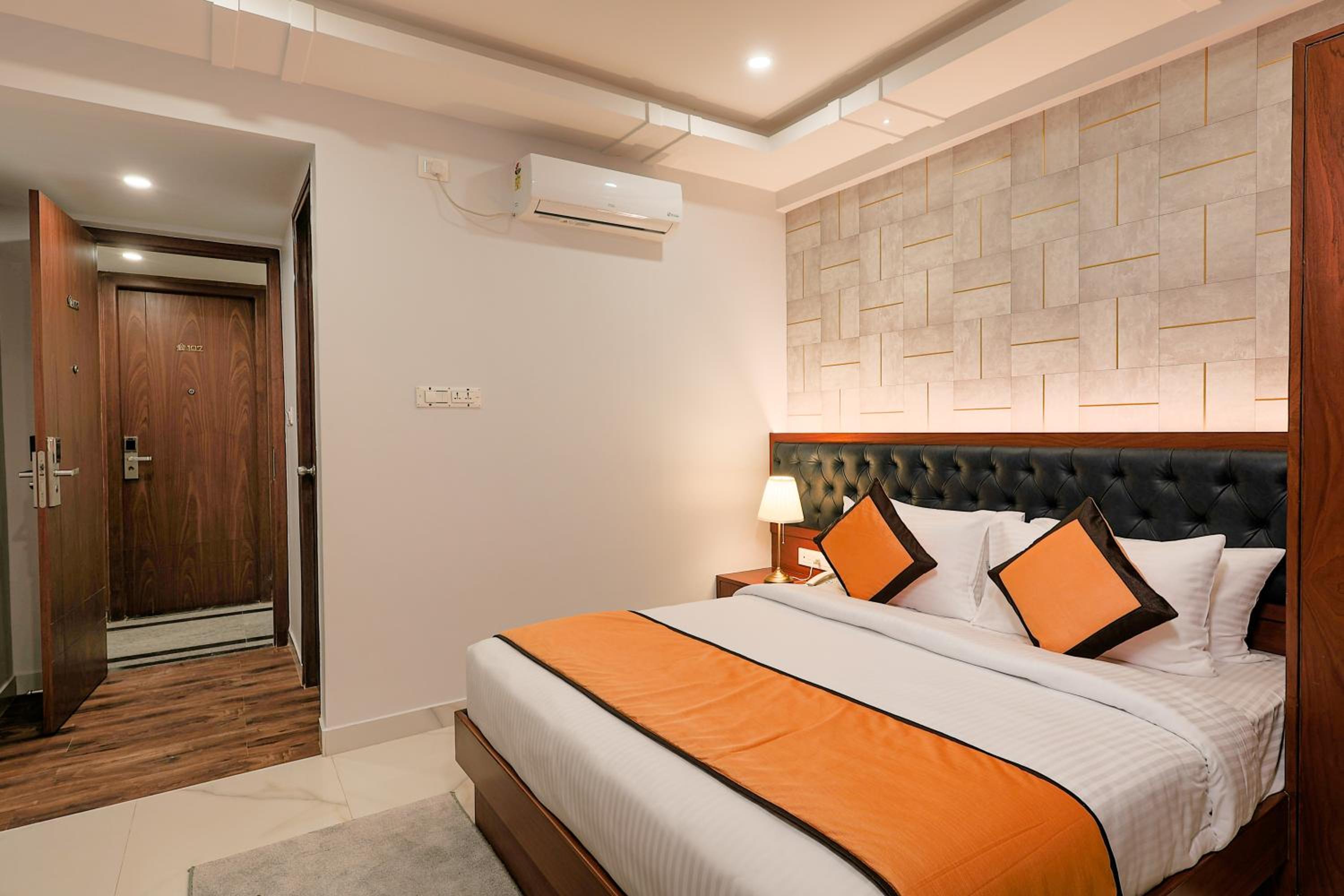Deluxe King Room - Photo 5