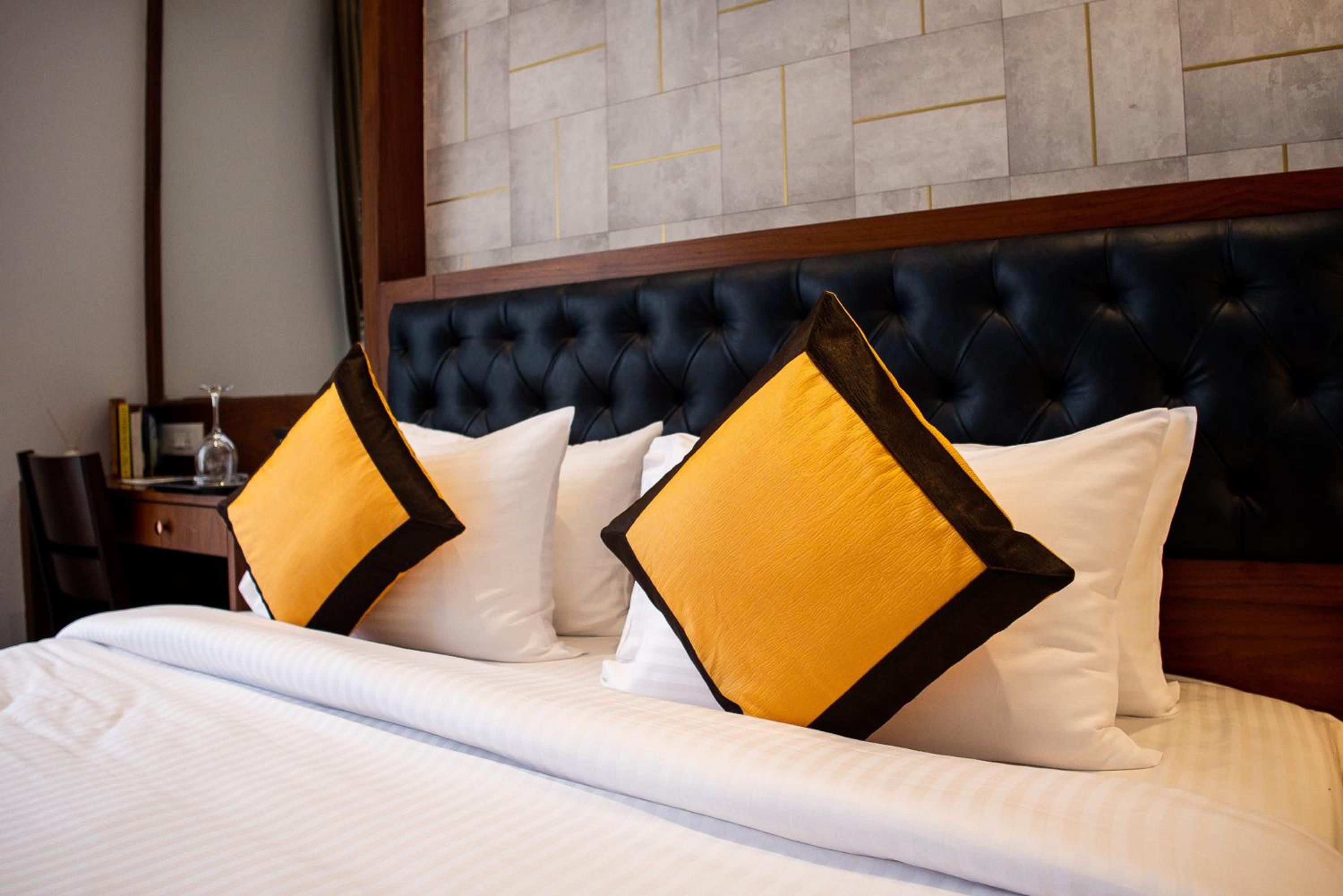 Standard King Room - Photo 6