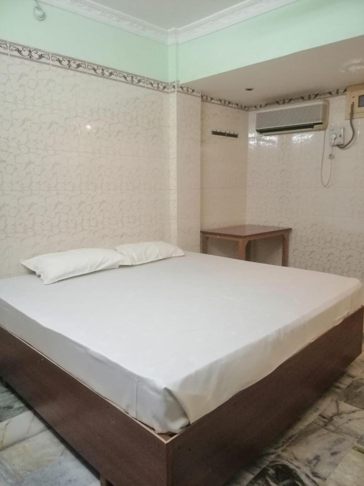 Deluxe Double Room (2 Adults + 1 Child) - Photo 3