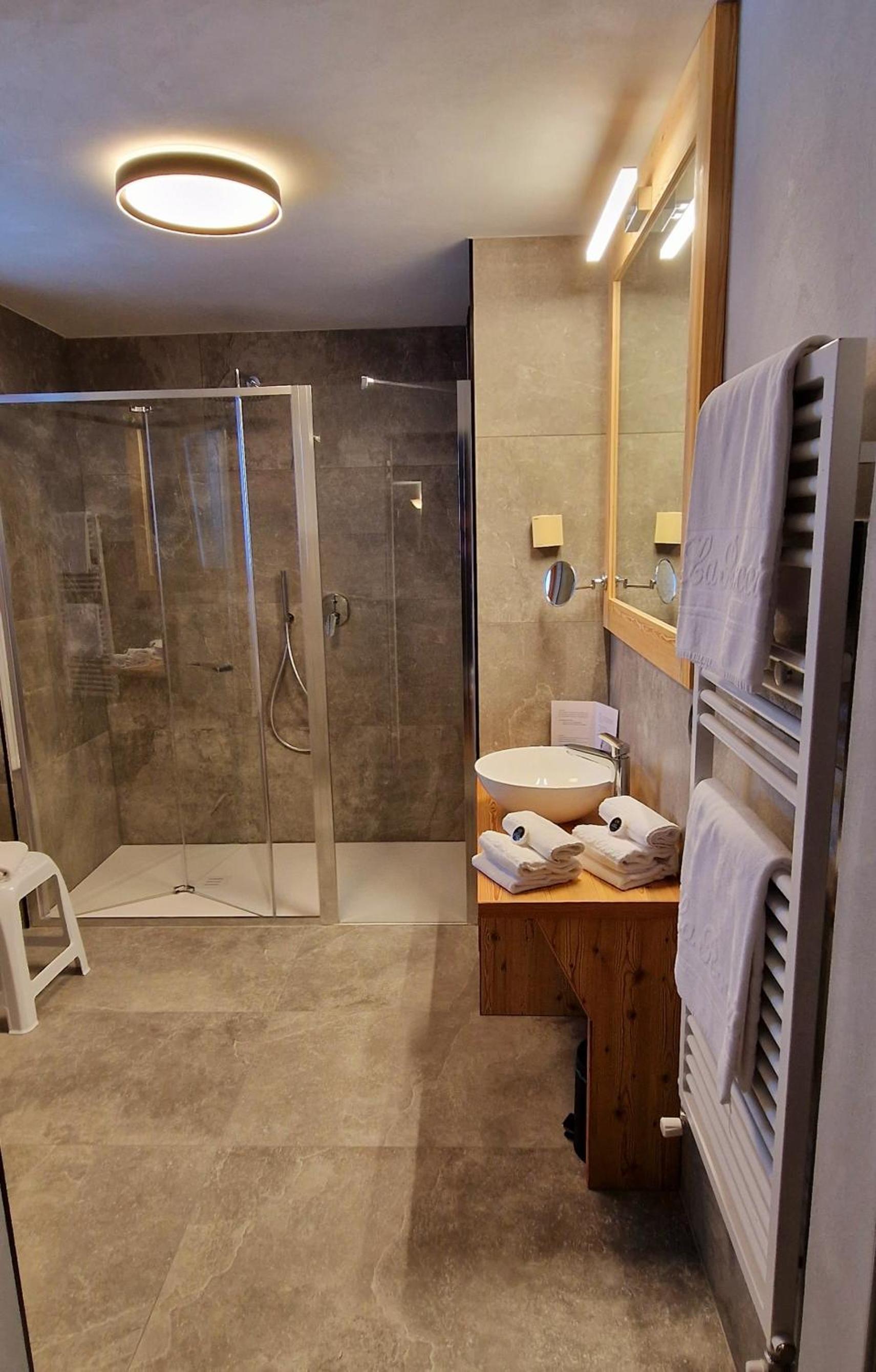 Deluxe Suite with View - Photo 4