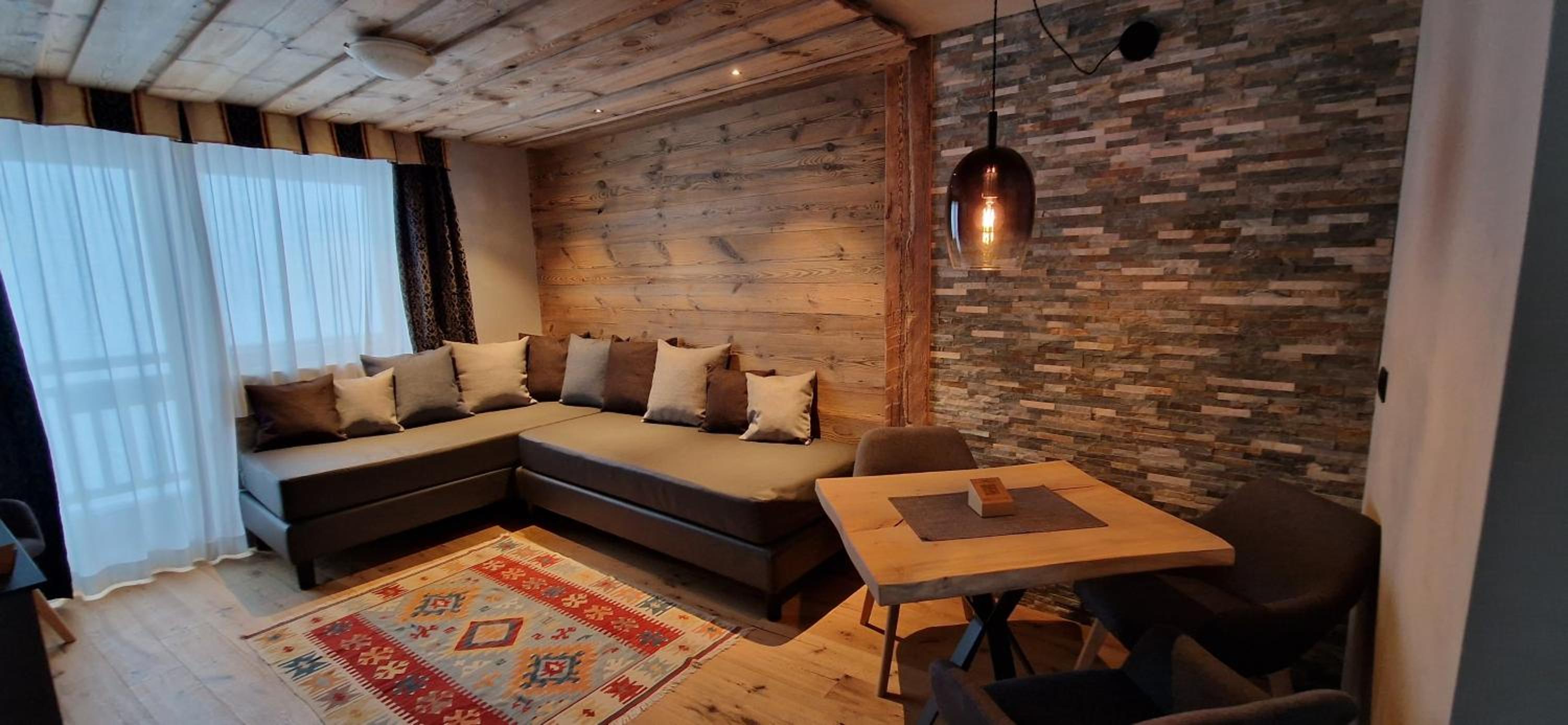 Deluxe Suite with View - Photo 3
