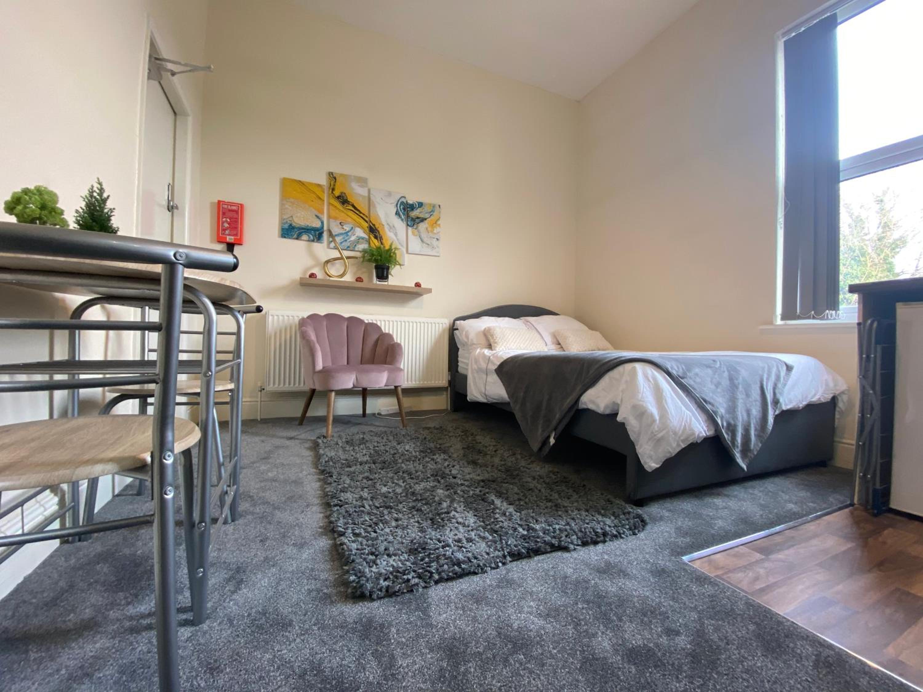 One-Bedroom Apartment - Photo 1
