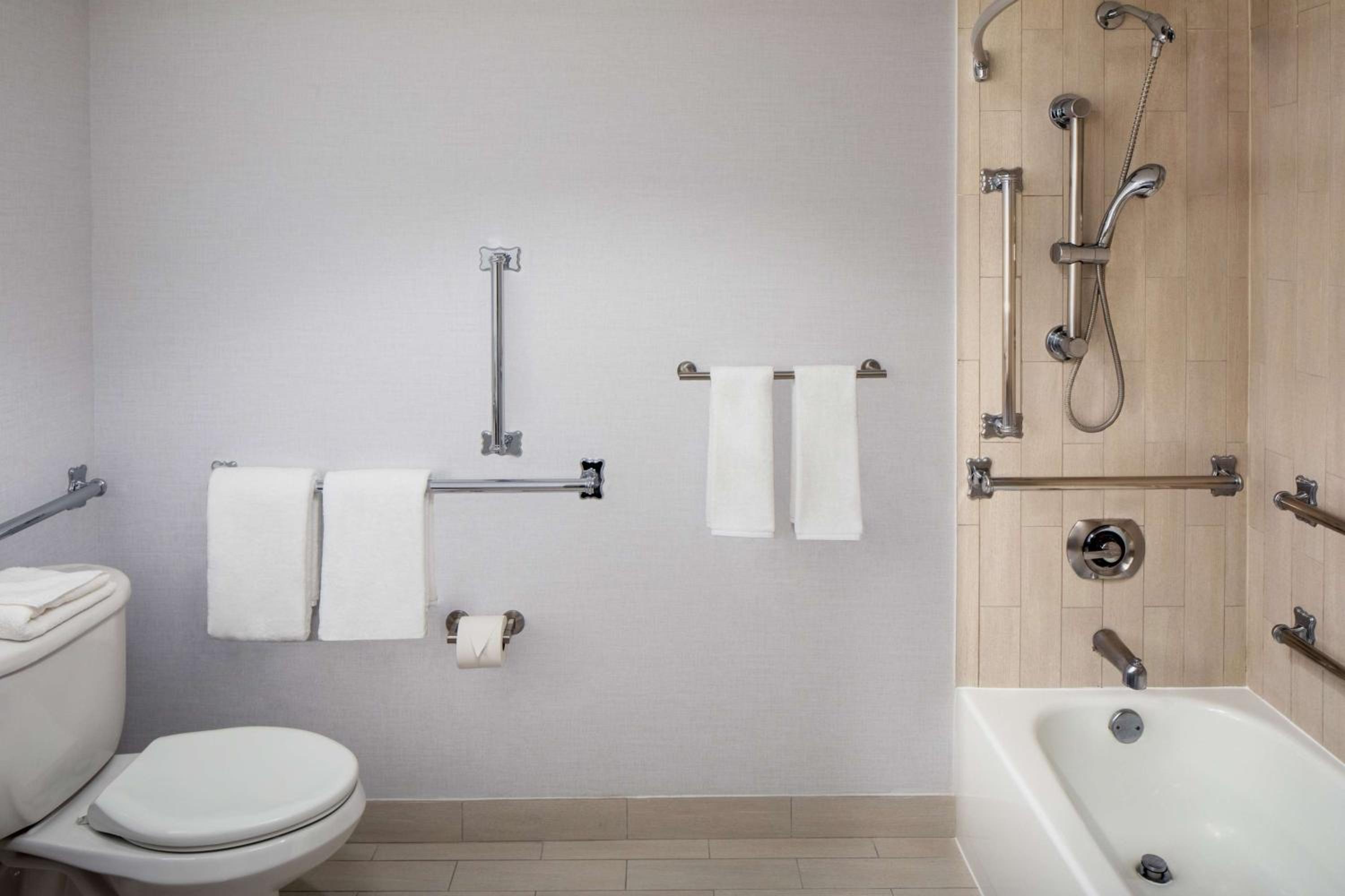 King Room with Accessible Tub - Disability Access - Photo 2