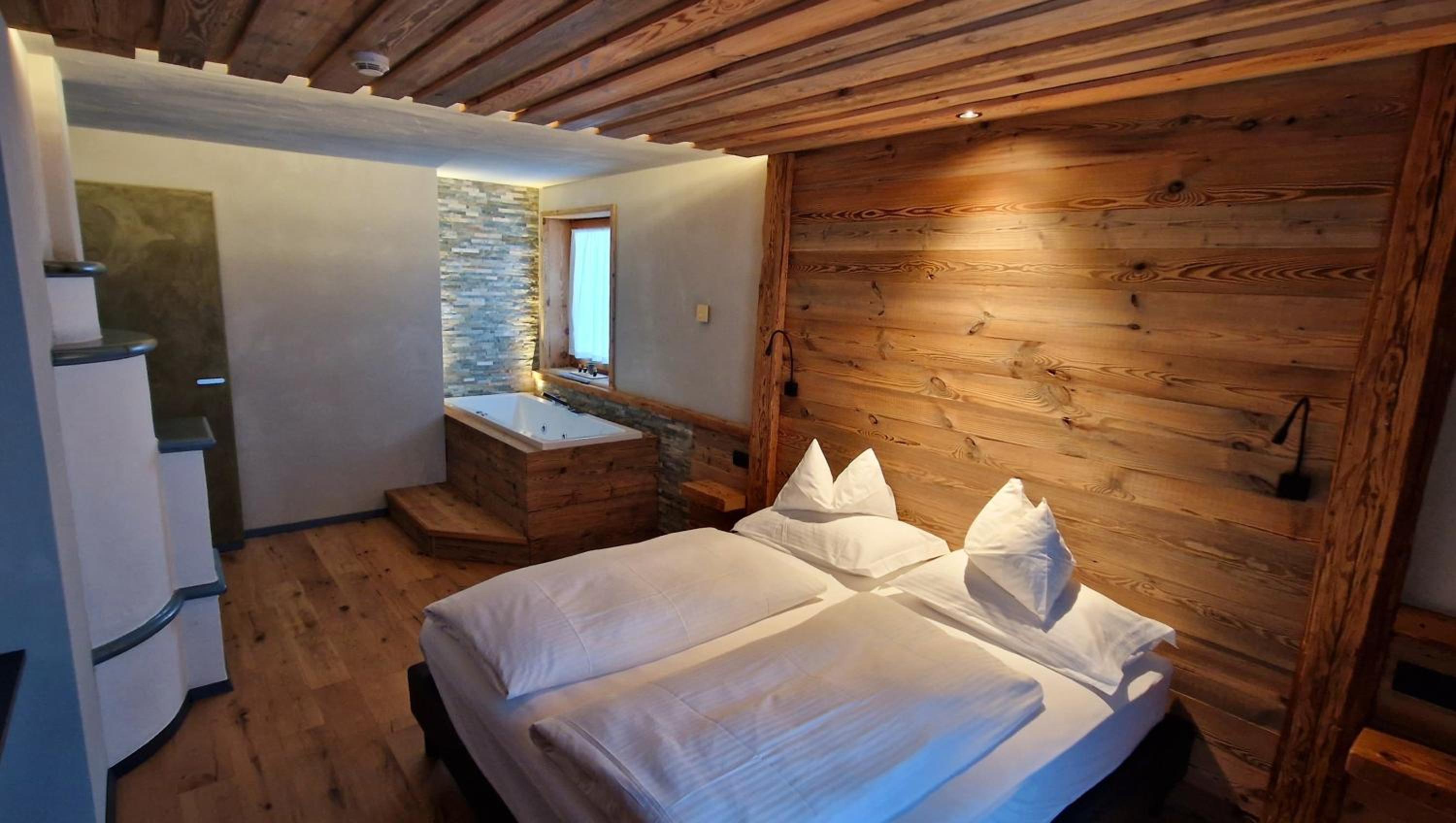 Deluxe Suite with View - Photo 1