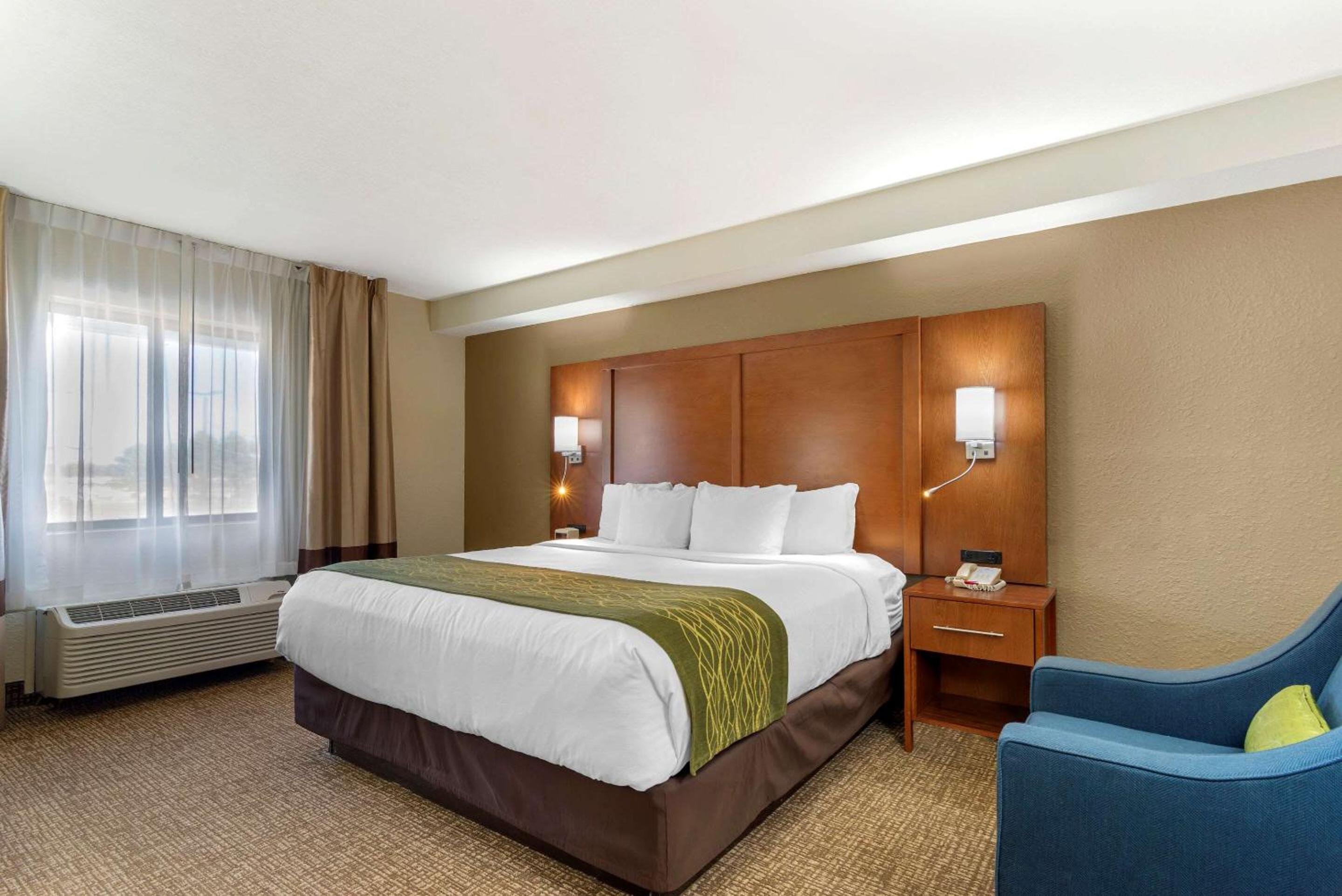 Standard King Room - Non-Smoking  - Photo 1