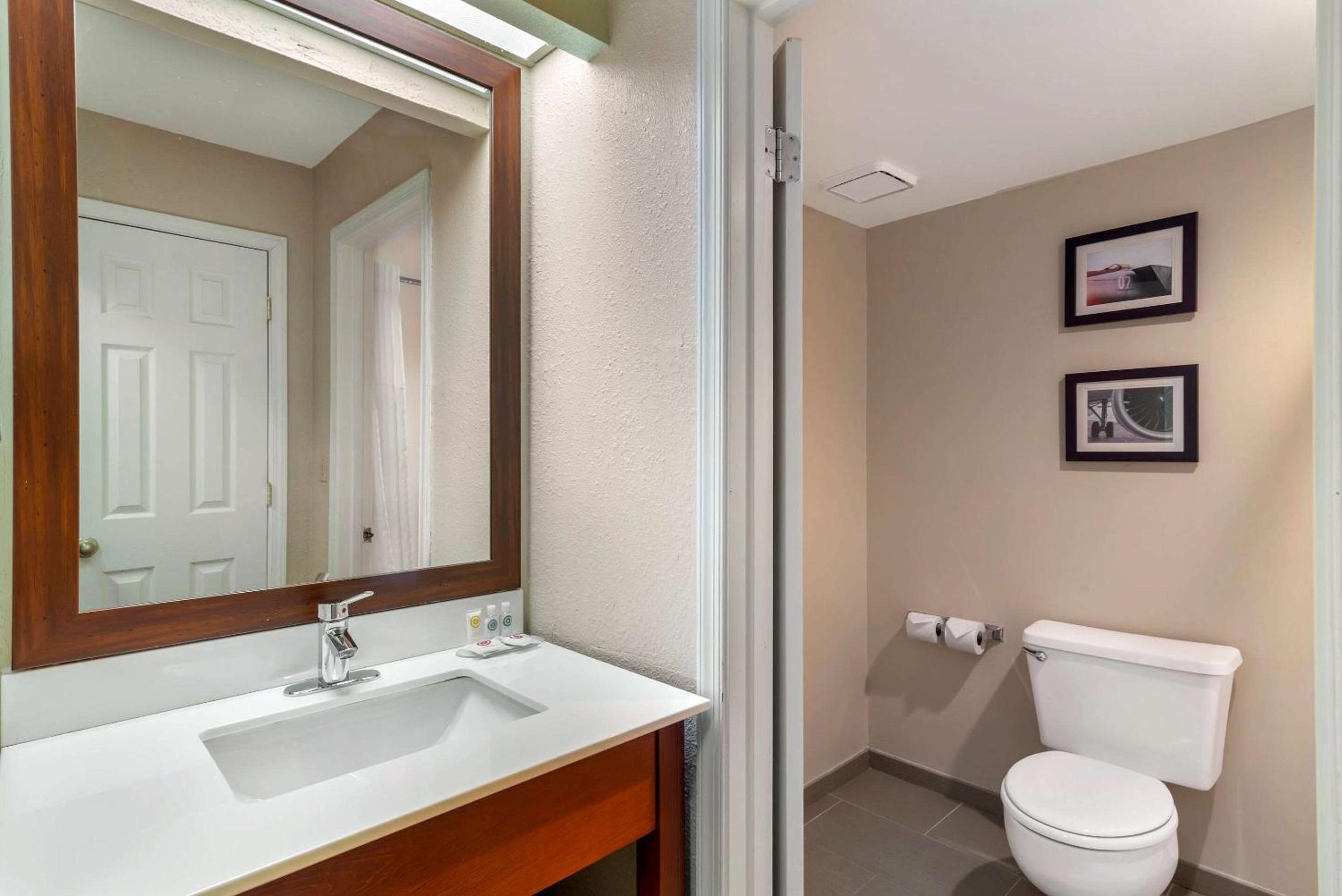 Standard King Room - Non-Smoking  - Photo 3