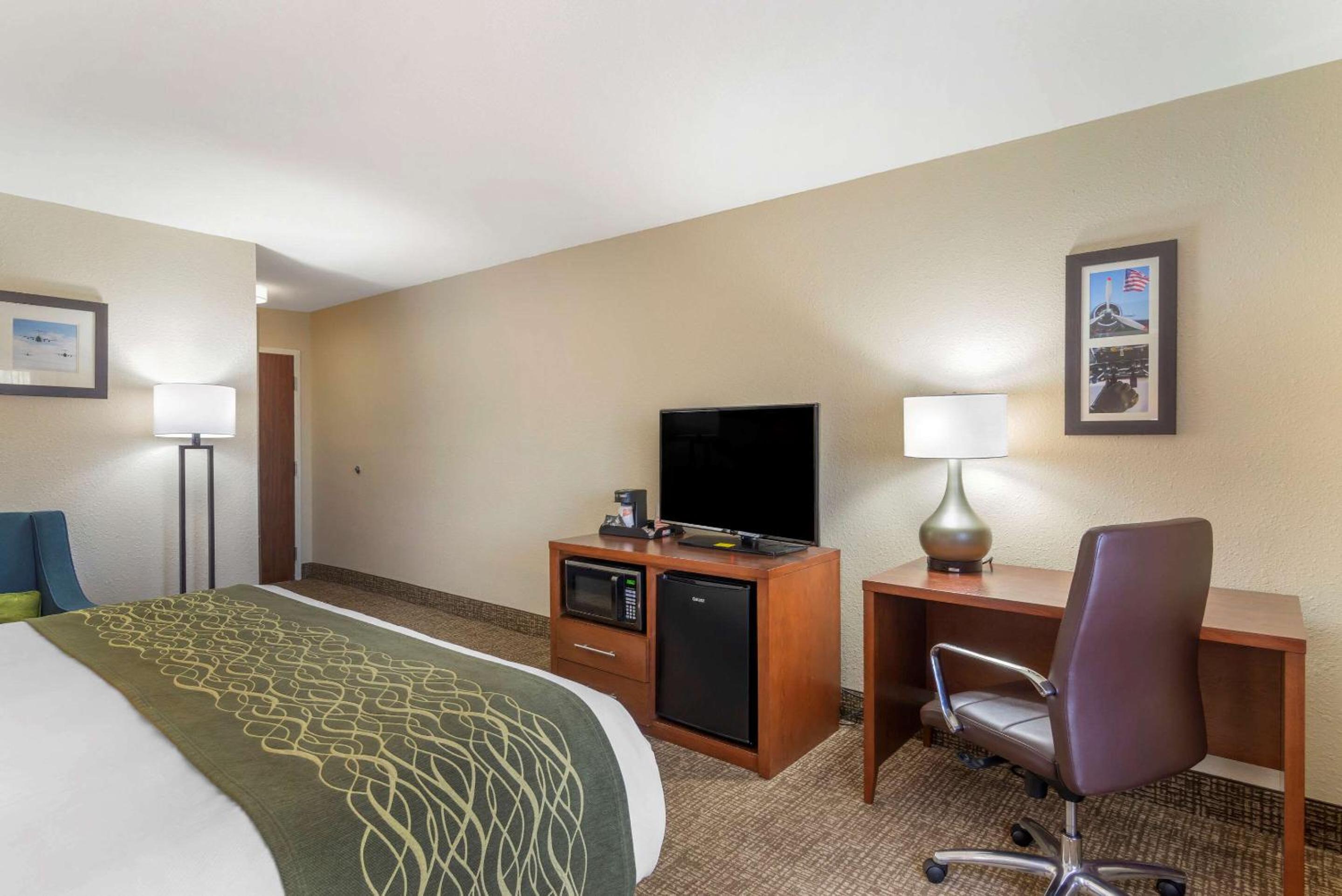 Standard King Room - Non-Smoking  - Photo 2