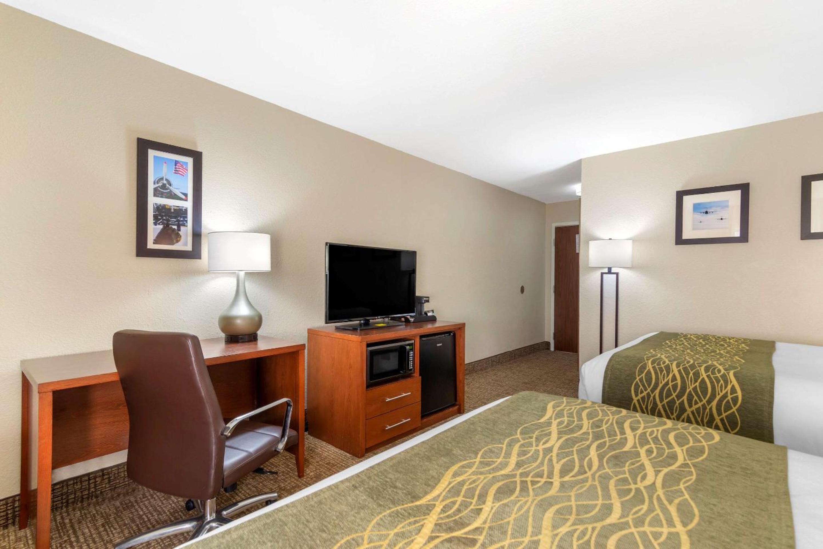Queen Room with Two Queen Beds - No Pets Allowed - Photo 2