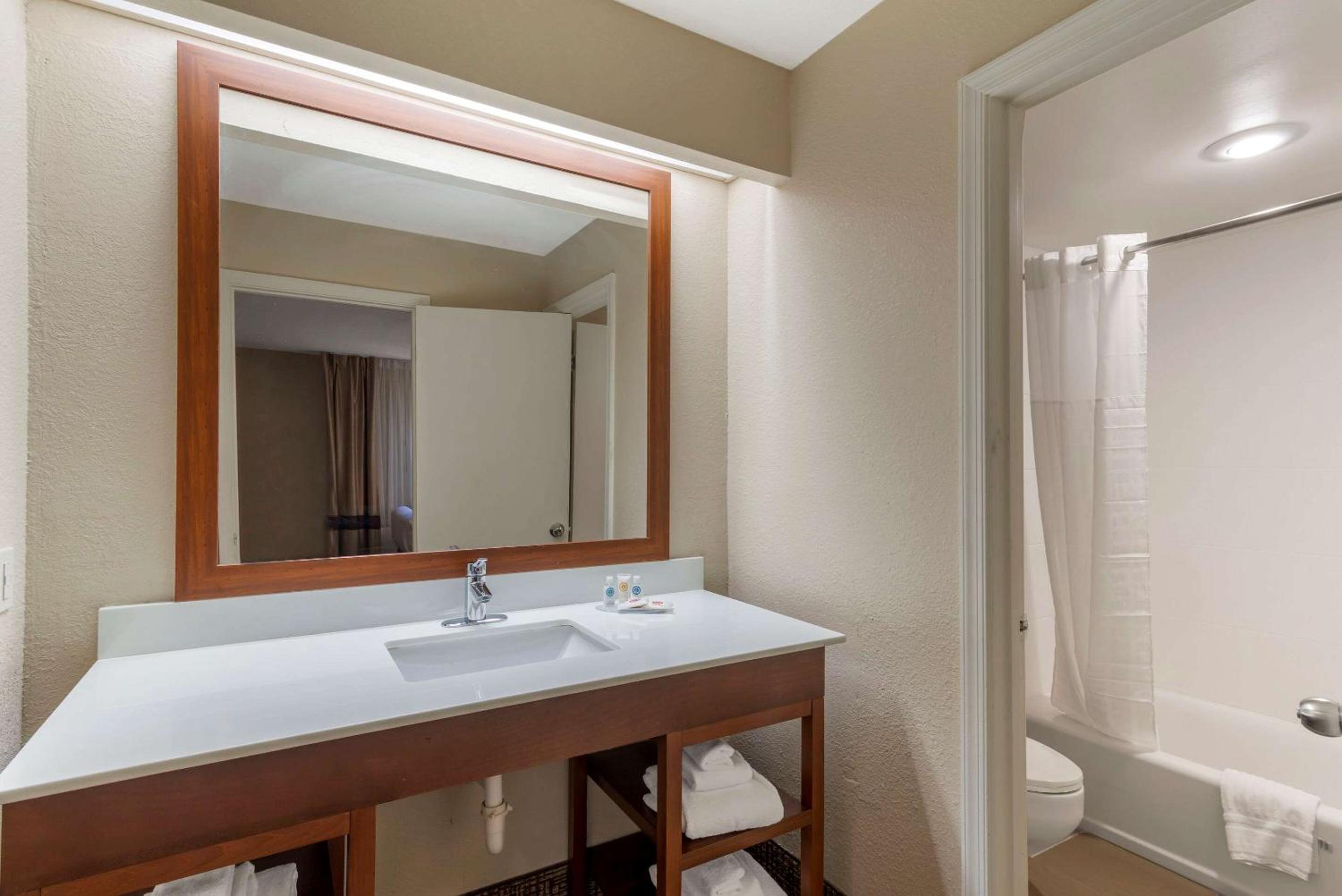 Queen Suite with Two Queen Beds - Non-Smoking - Photo 2