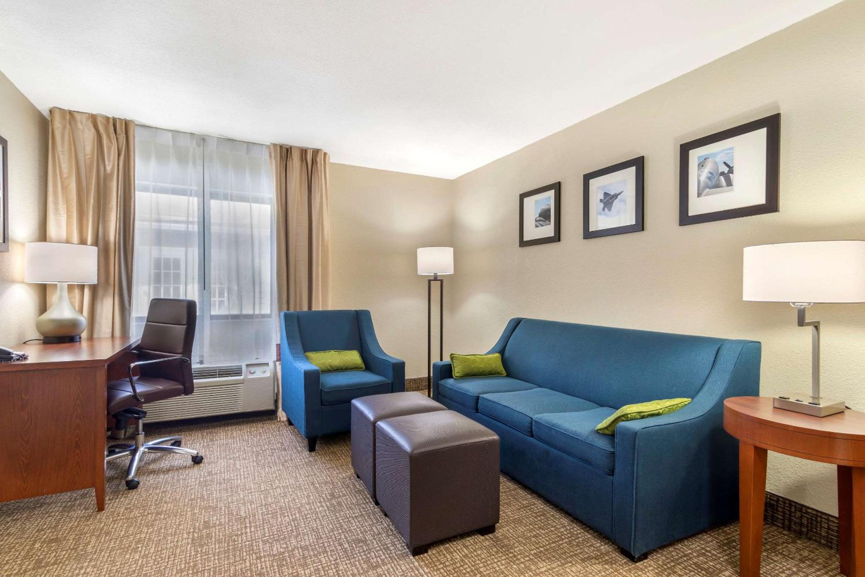 King Suite - Non-Smoking - Photo 4