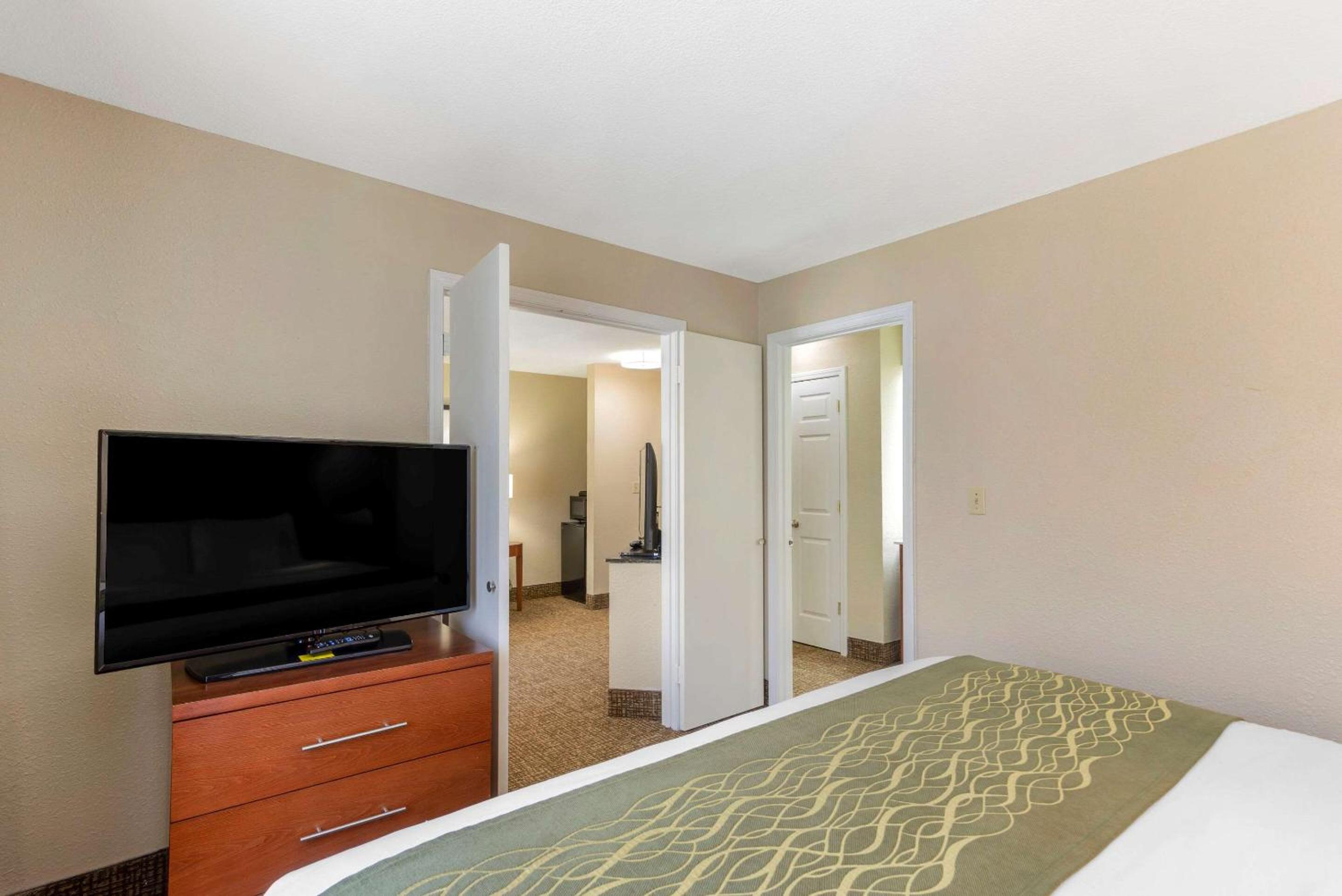 King Suite - Non-Smoking - Photo 3