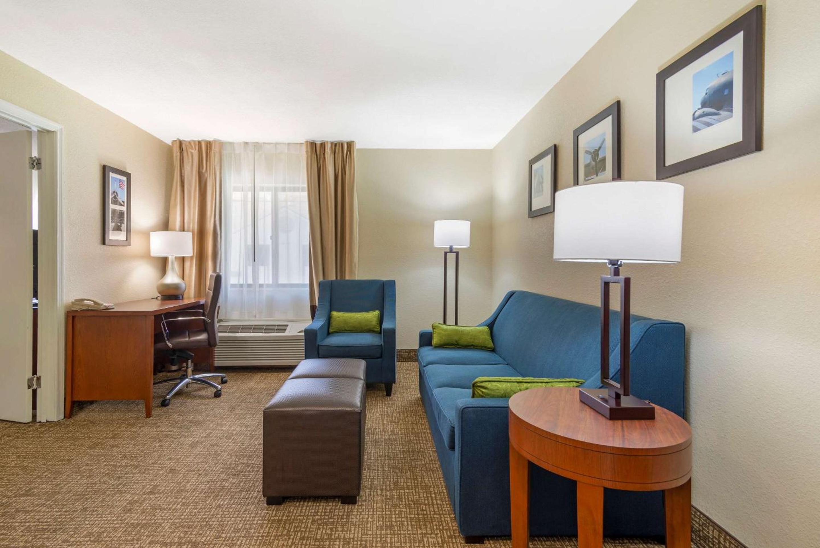 Queen Suite with Two Queen Beds - Non-Smoking - Photo 4
