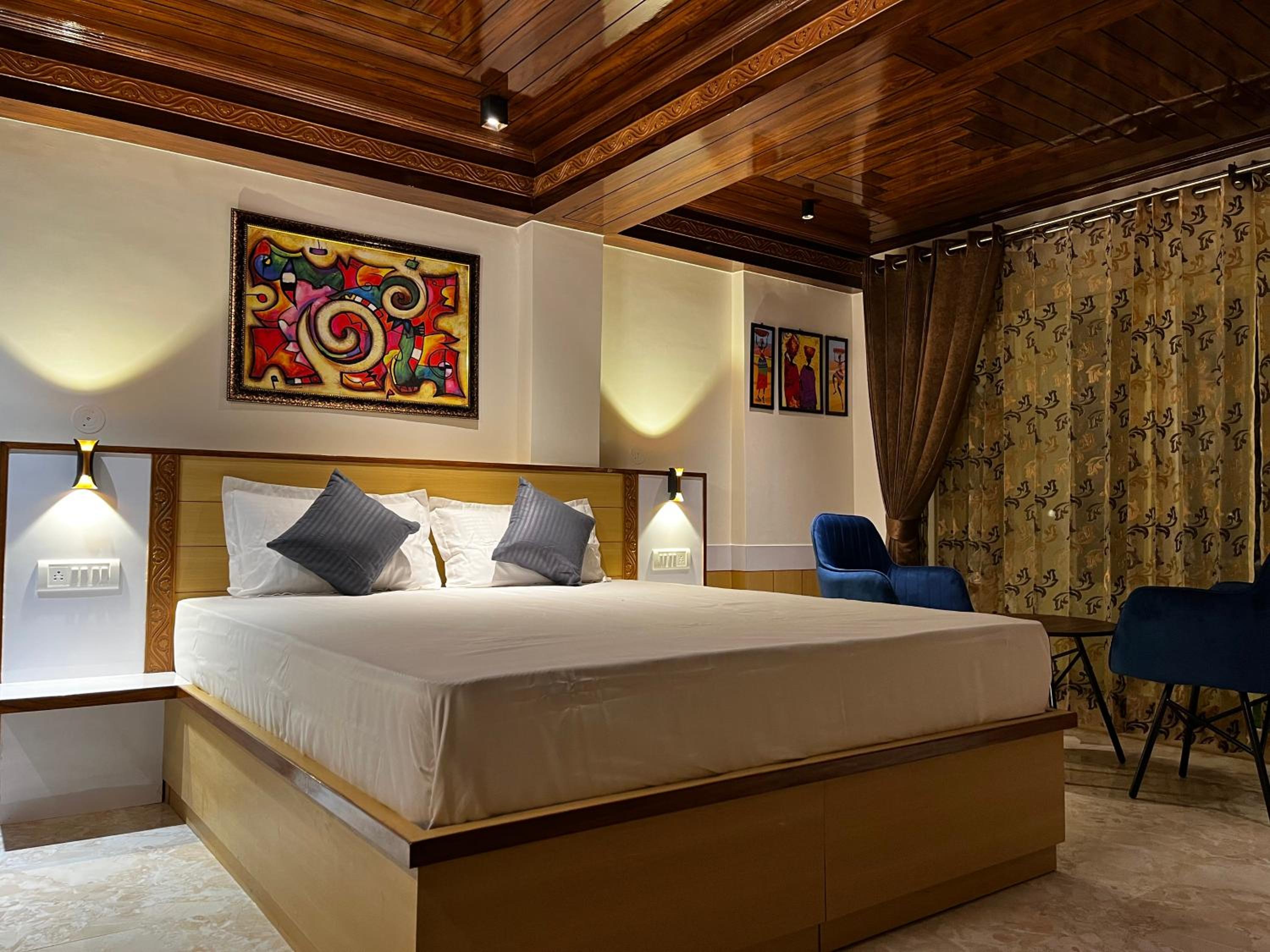 Deluxe King Room photo 2