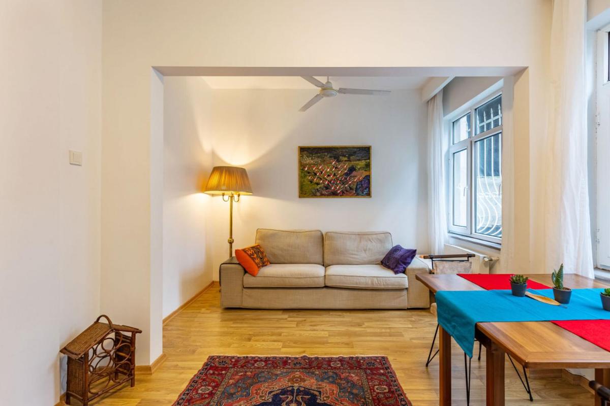 One-Bedroom Apartment photo 1