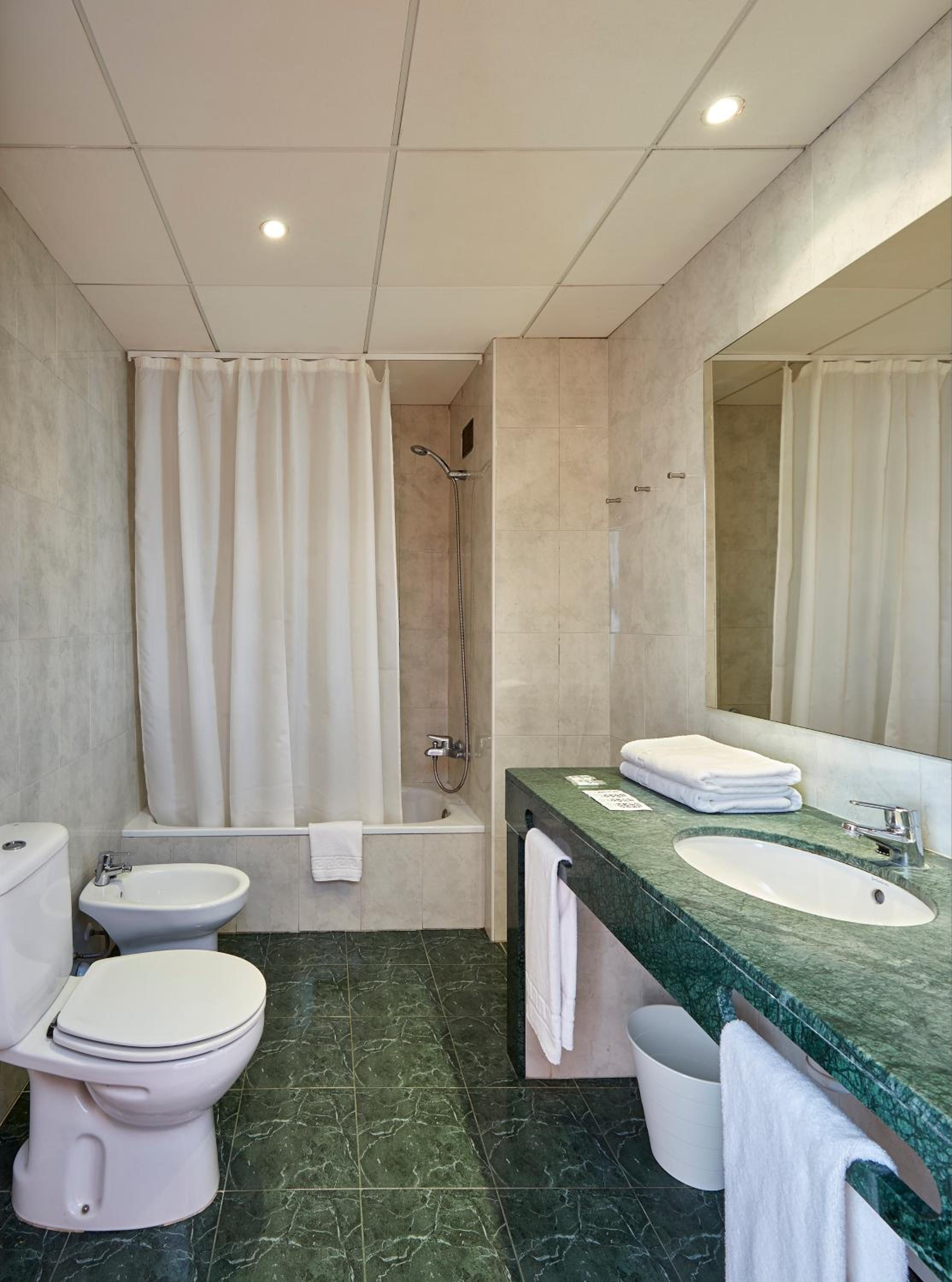 Standard Double or Twin Room - Photo 3