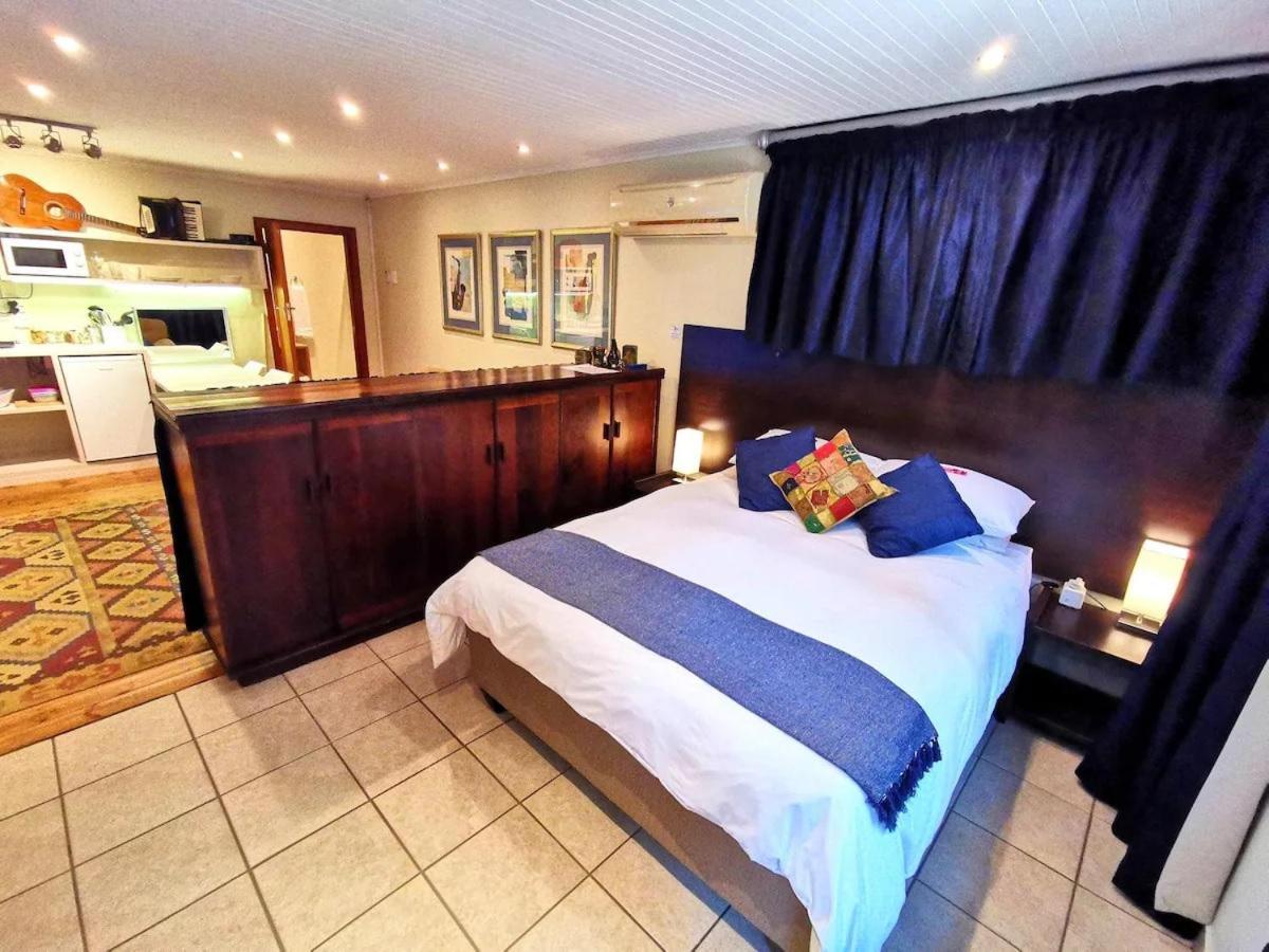 Queen Room photo 1