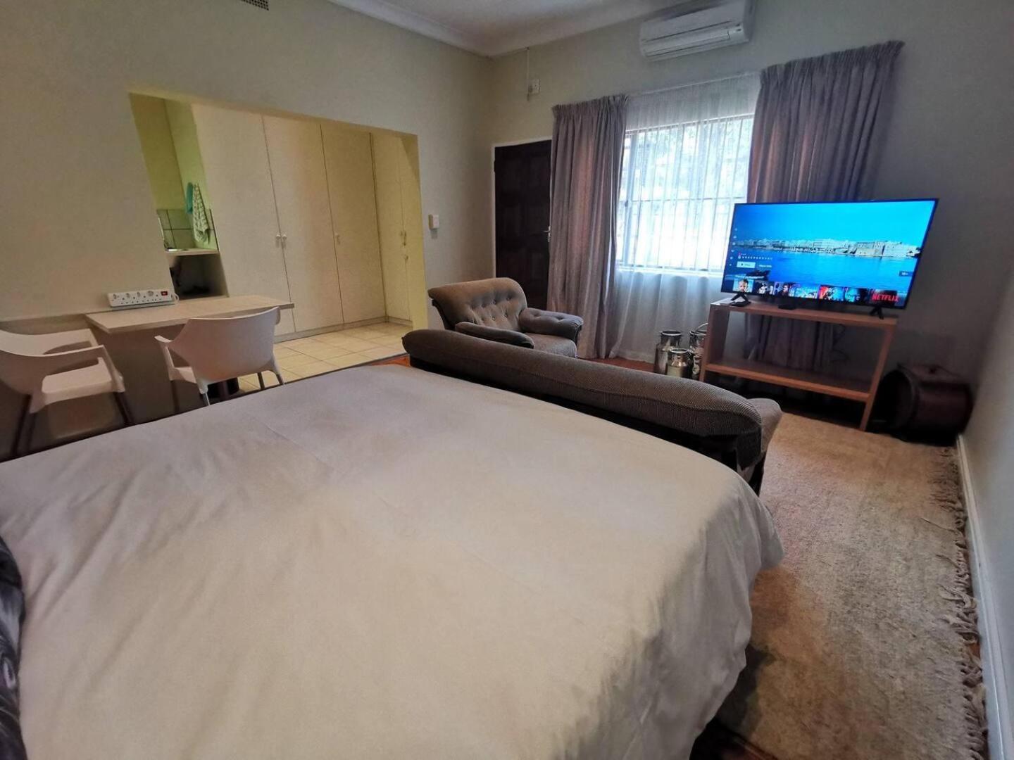 Queen Room photo 2