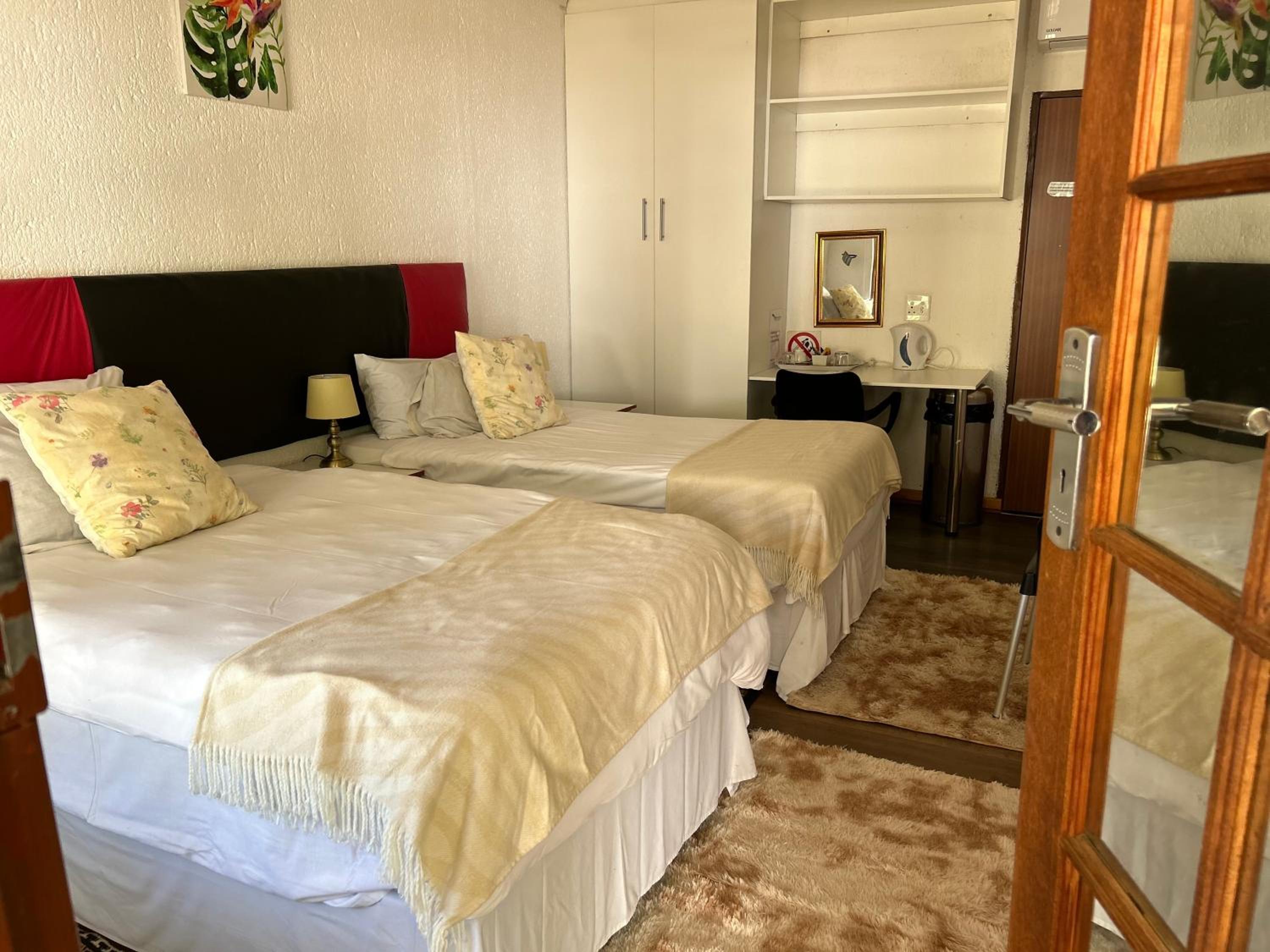 Standard Twin Room photo 2