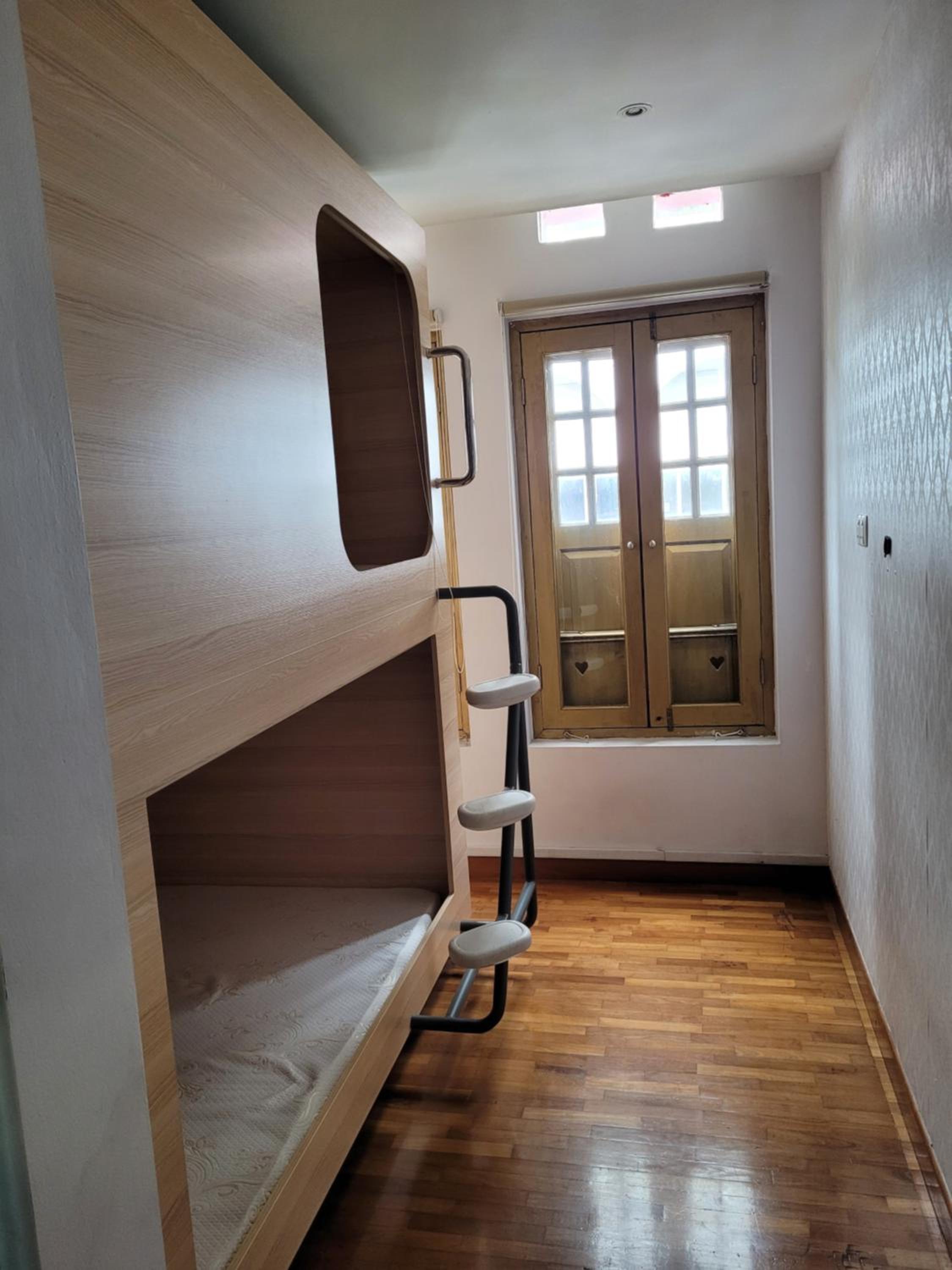 Private Room (2 Queen Pods + Bathroom) photo 3