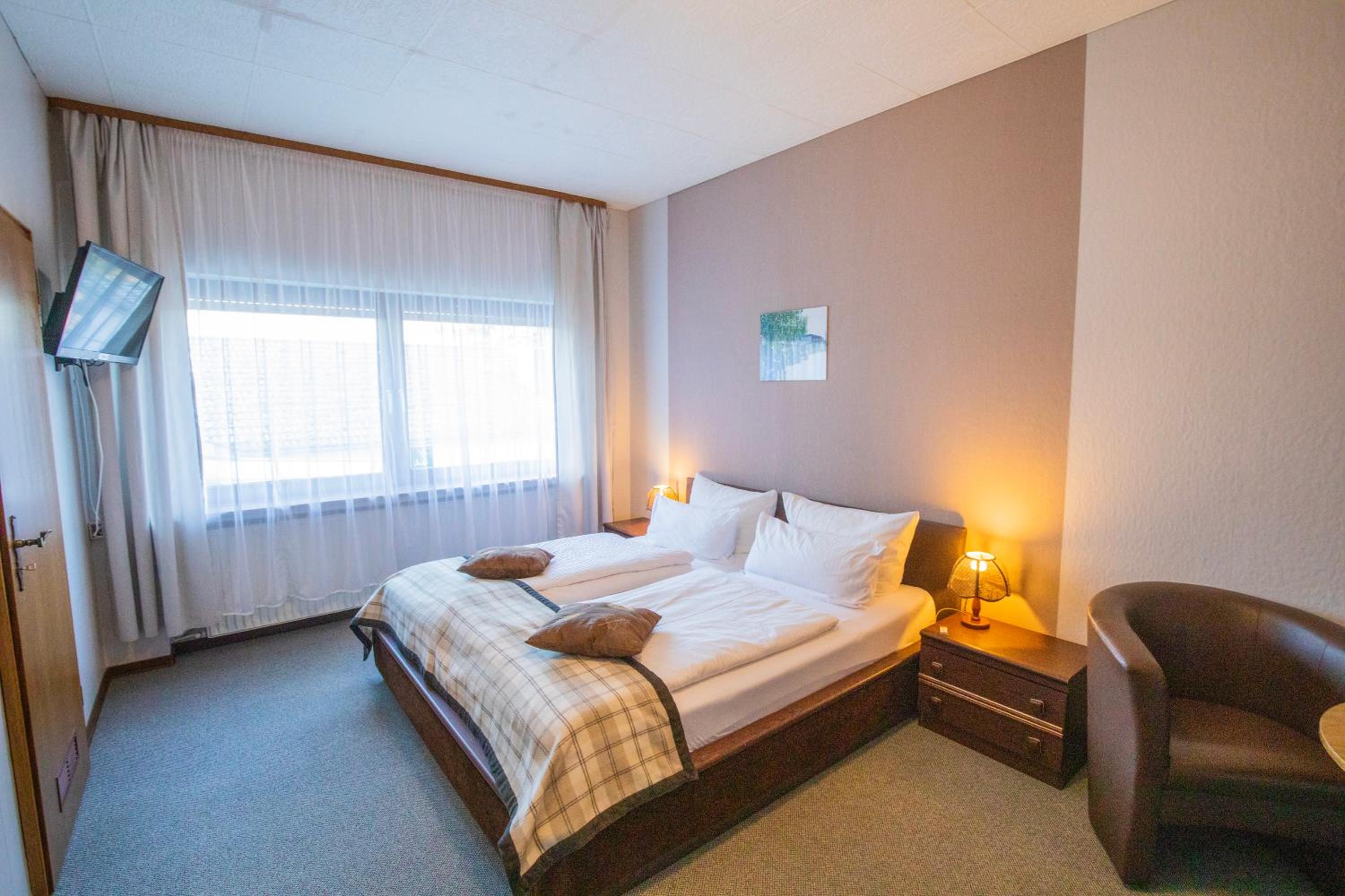 Budget Double Room - Photo 5