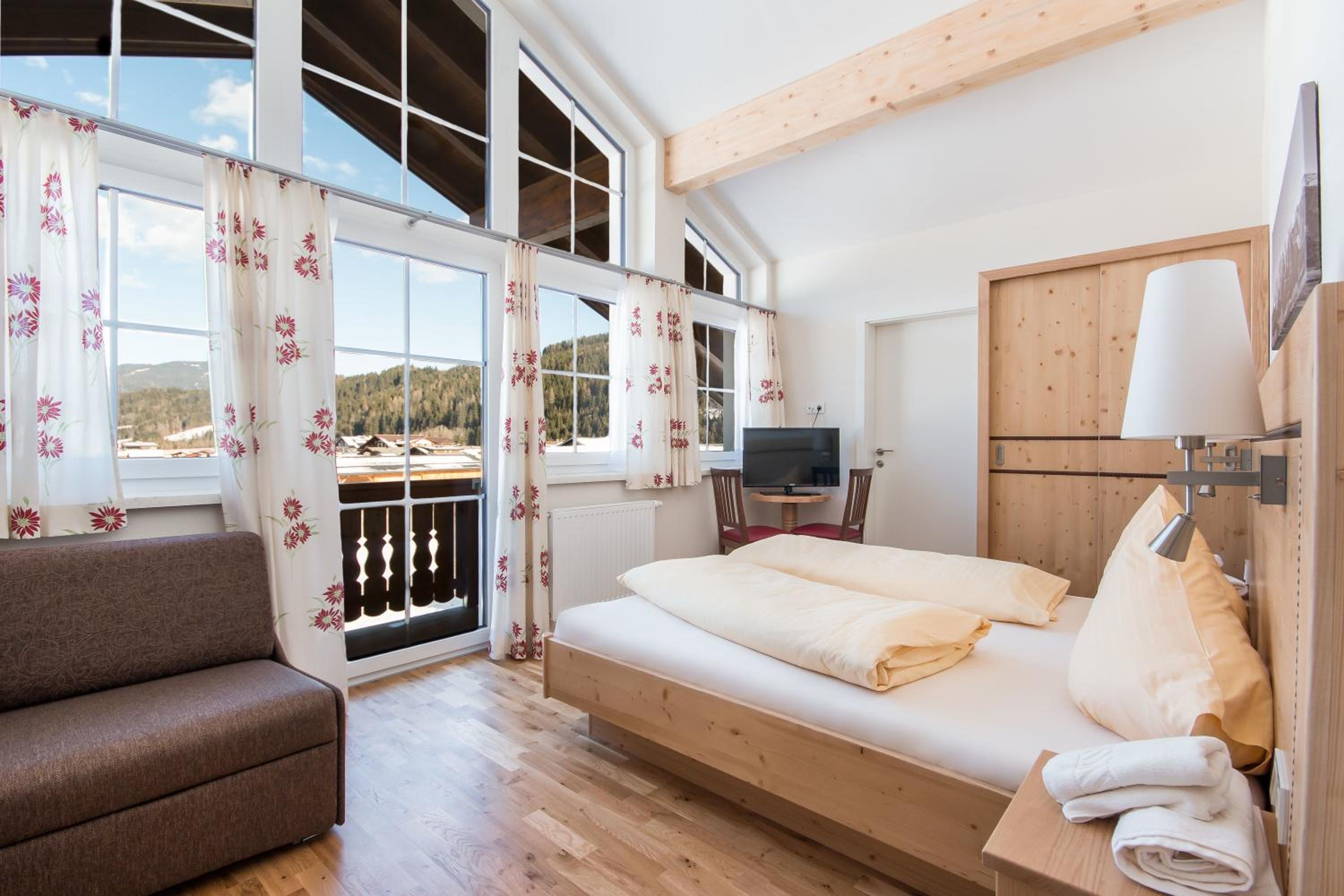 Large Two-Bedroom Apartment with Balcony - Photo 1