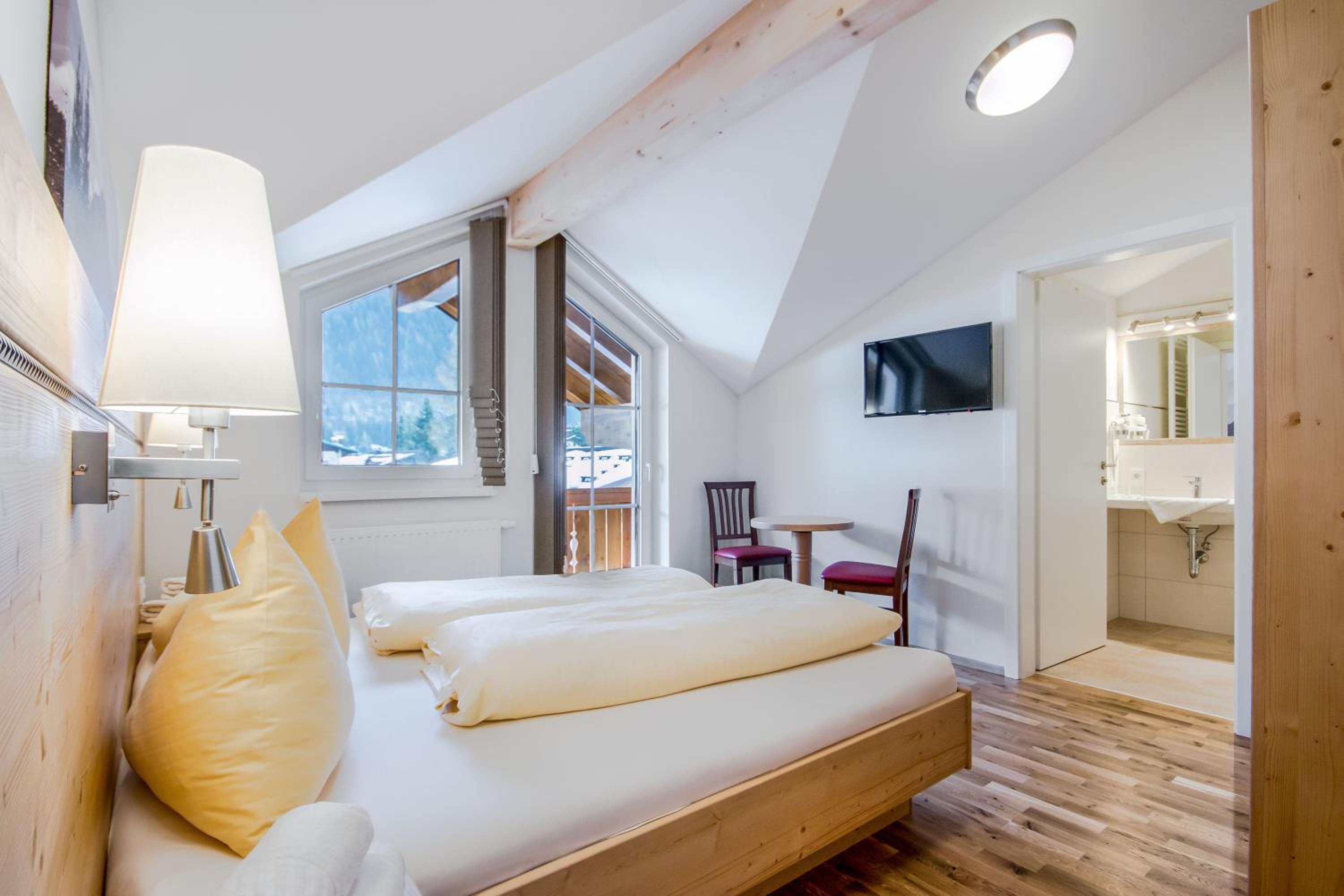 Double Room with Balcony - Photo 3