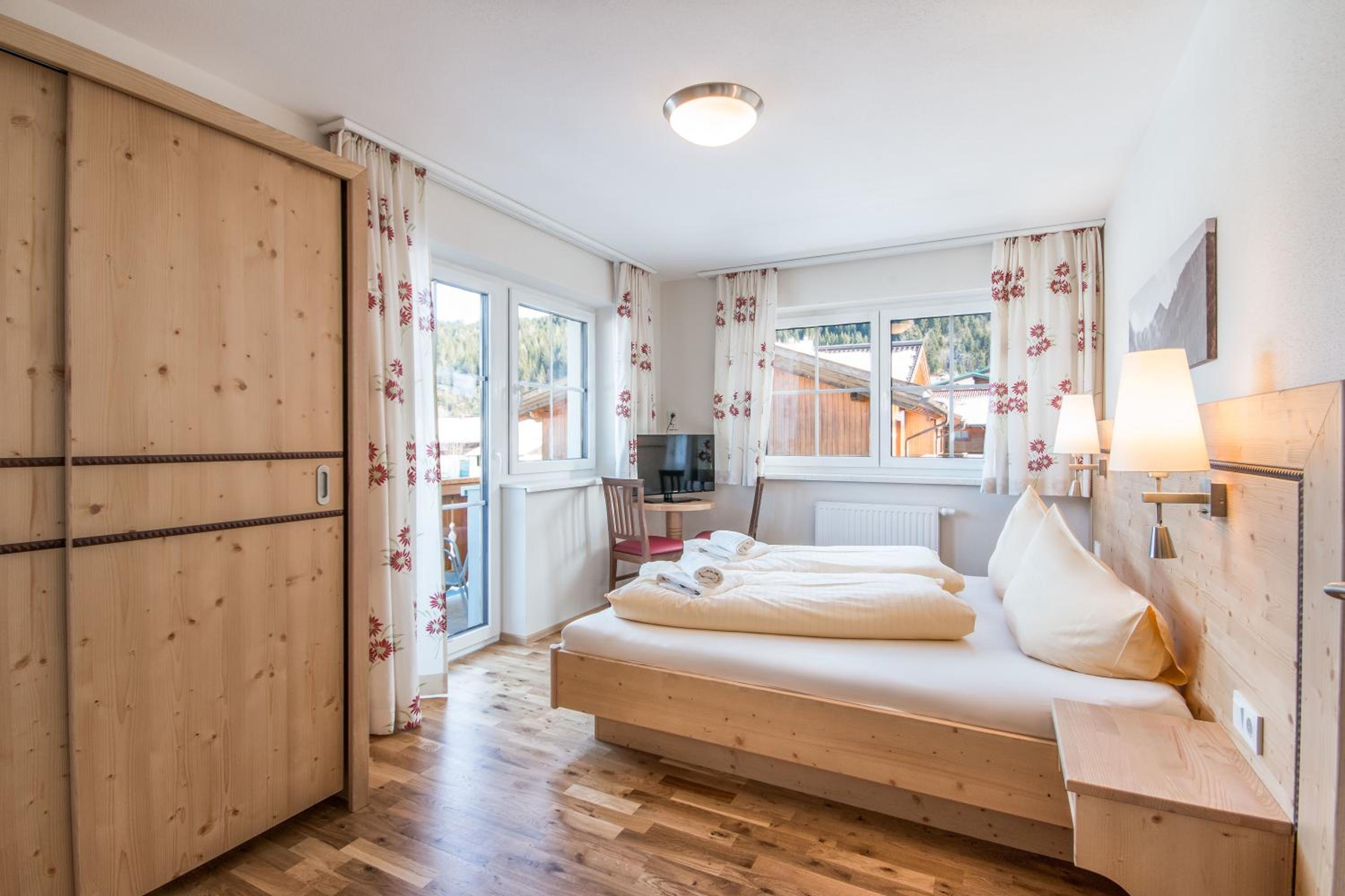 Large Two-Bedroom Apartment with Balcony - Photo 15