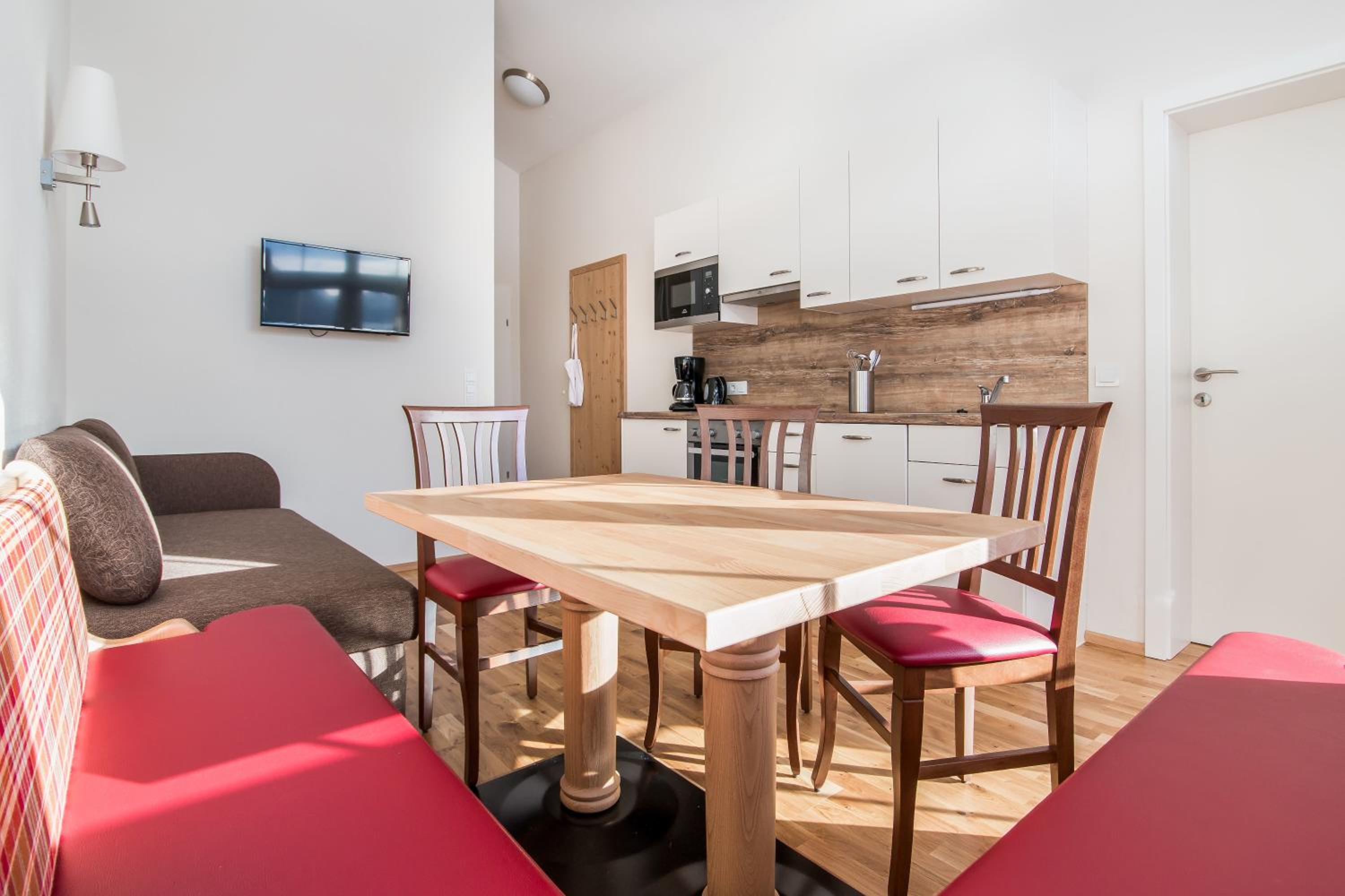 Large Two-Bedroom Apartment with Balcony - Photo 4