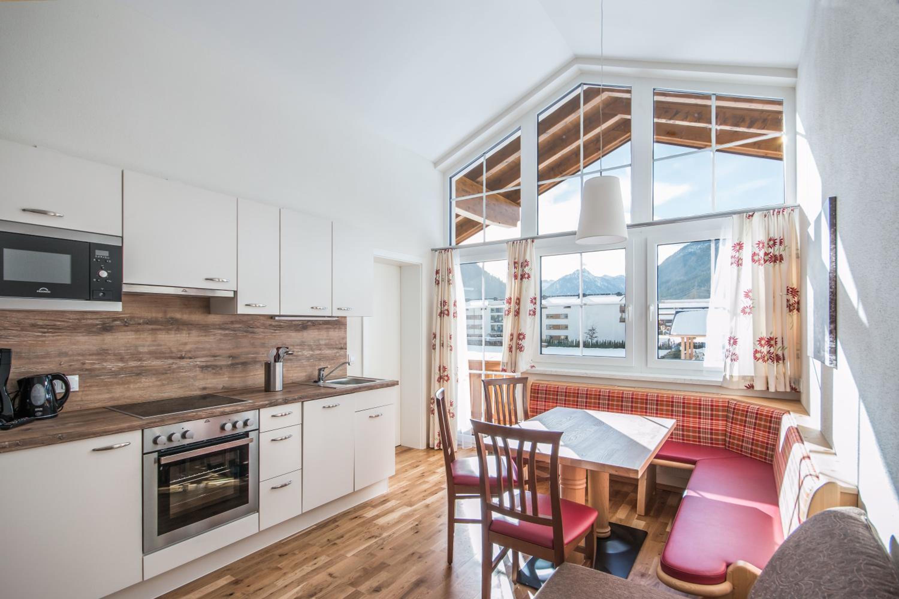 Large Two-Bedroom Apartment with Balcony - Photo 12