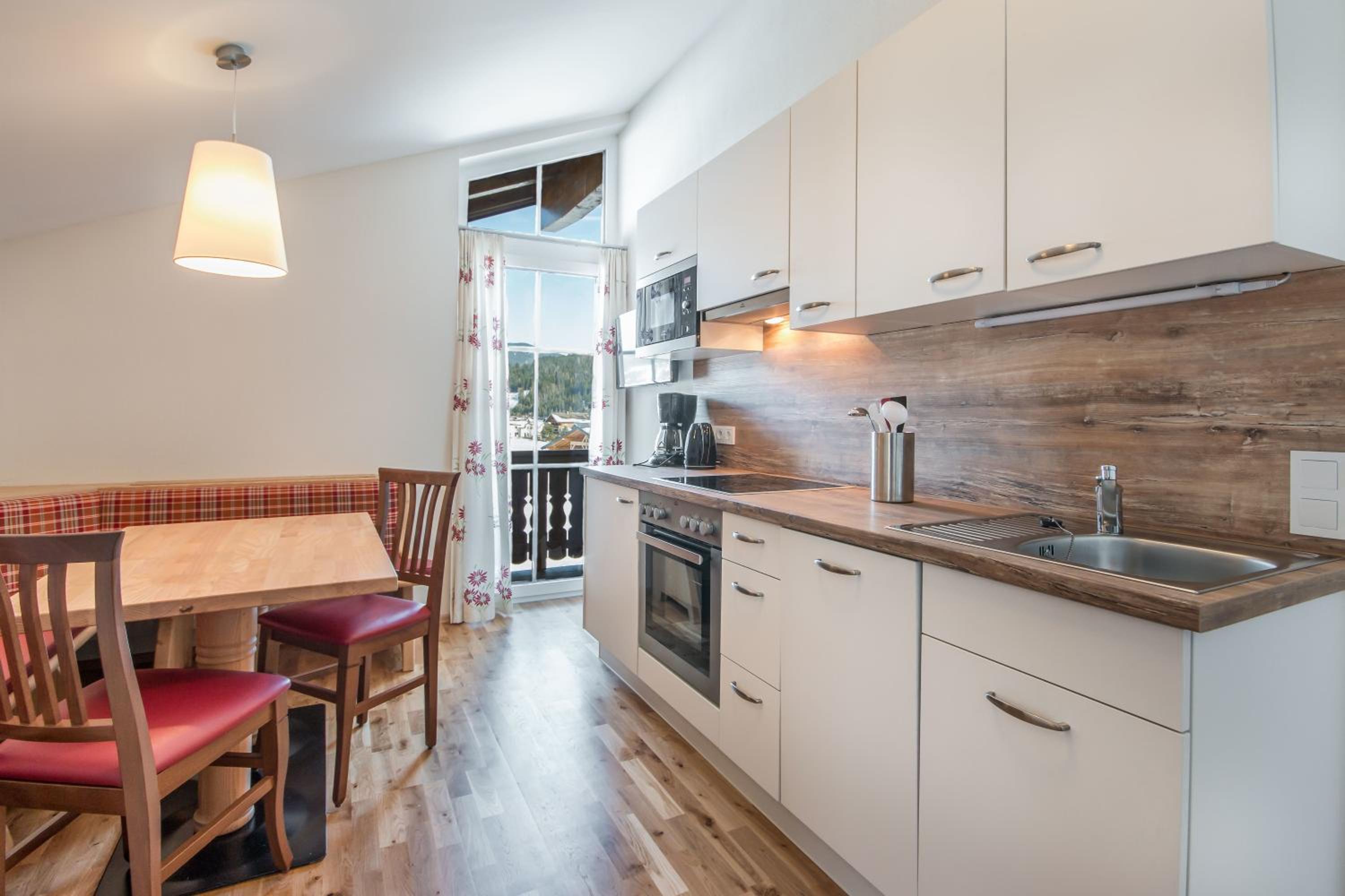 Large Two-Bedroom Apartment with Balcony - Photo 8