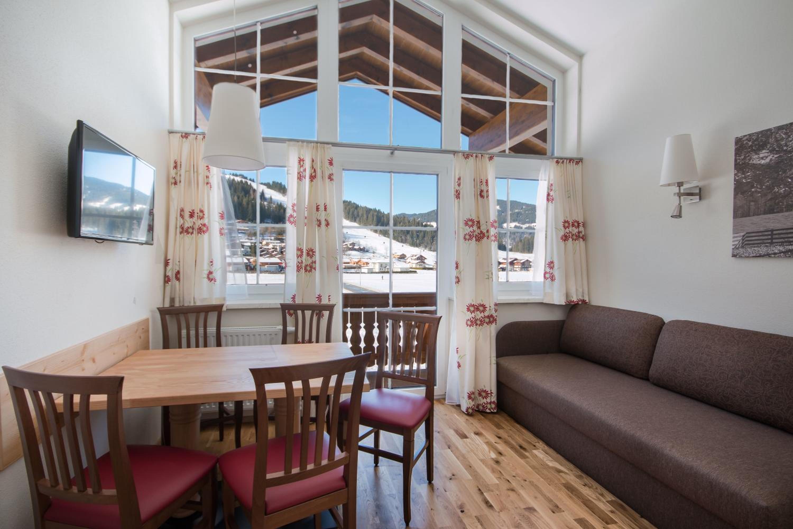 Large Two-Bedroom Apartment with Balcony - Photo 3