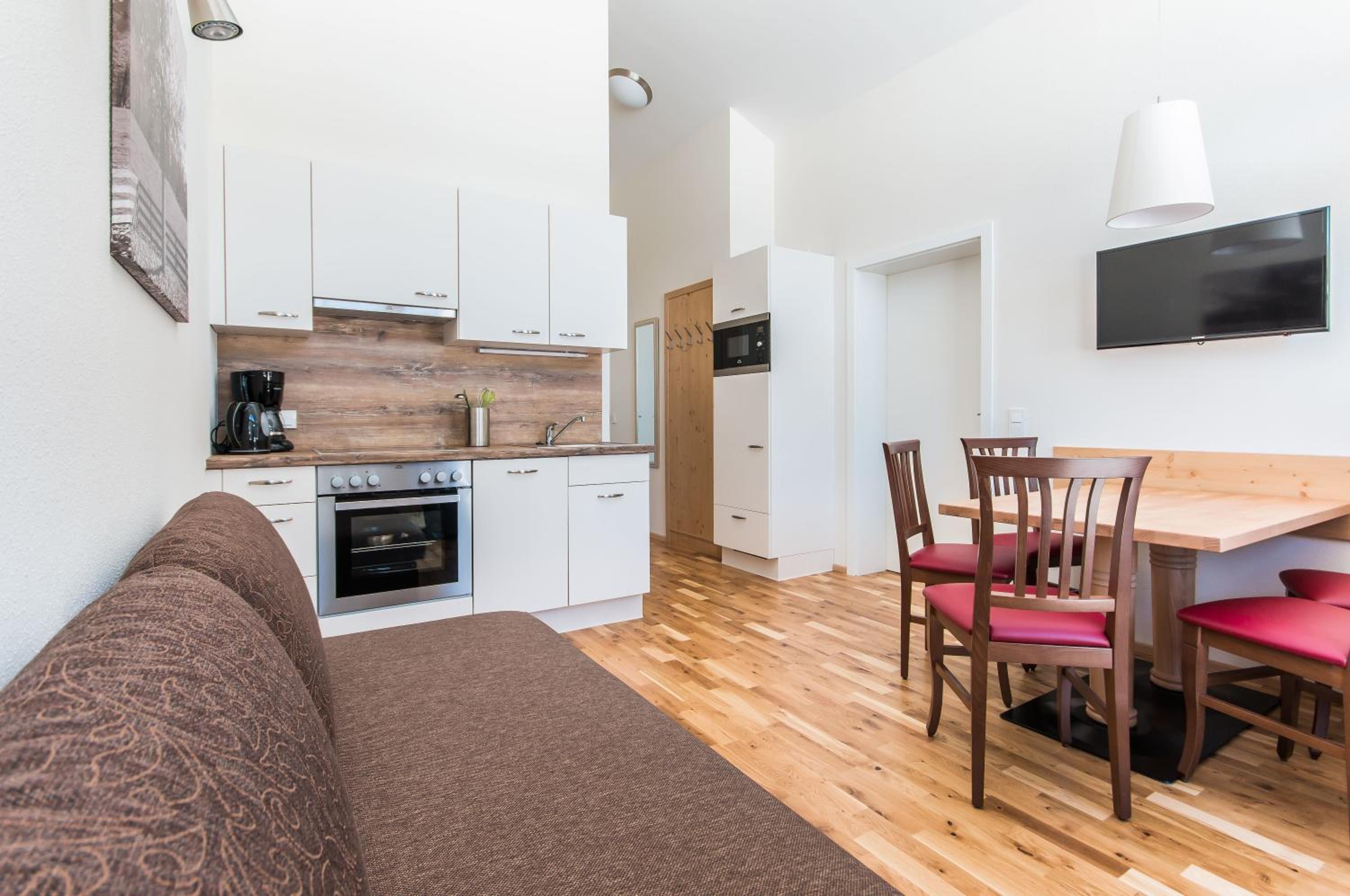 Large Two-Bedroom Apartment with Balcony - Photo 9
