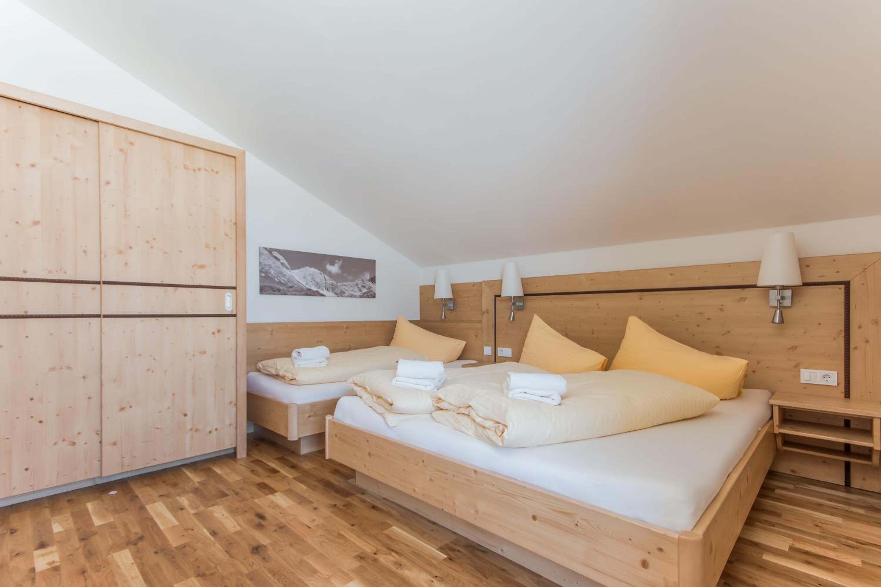 Large Two-Bedroom Apartment with Balcony - Photo 10