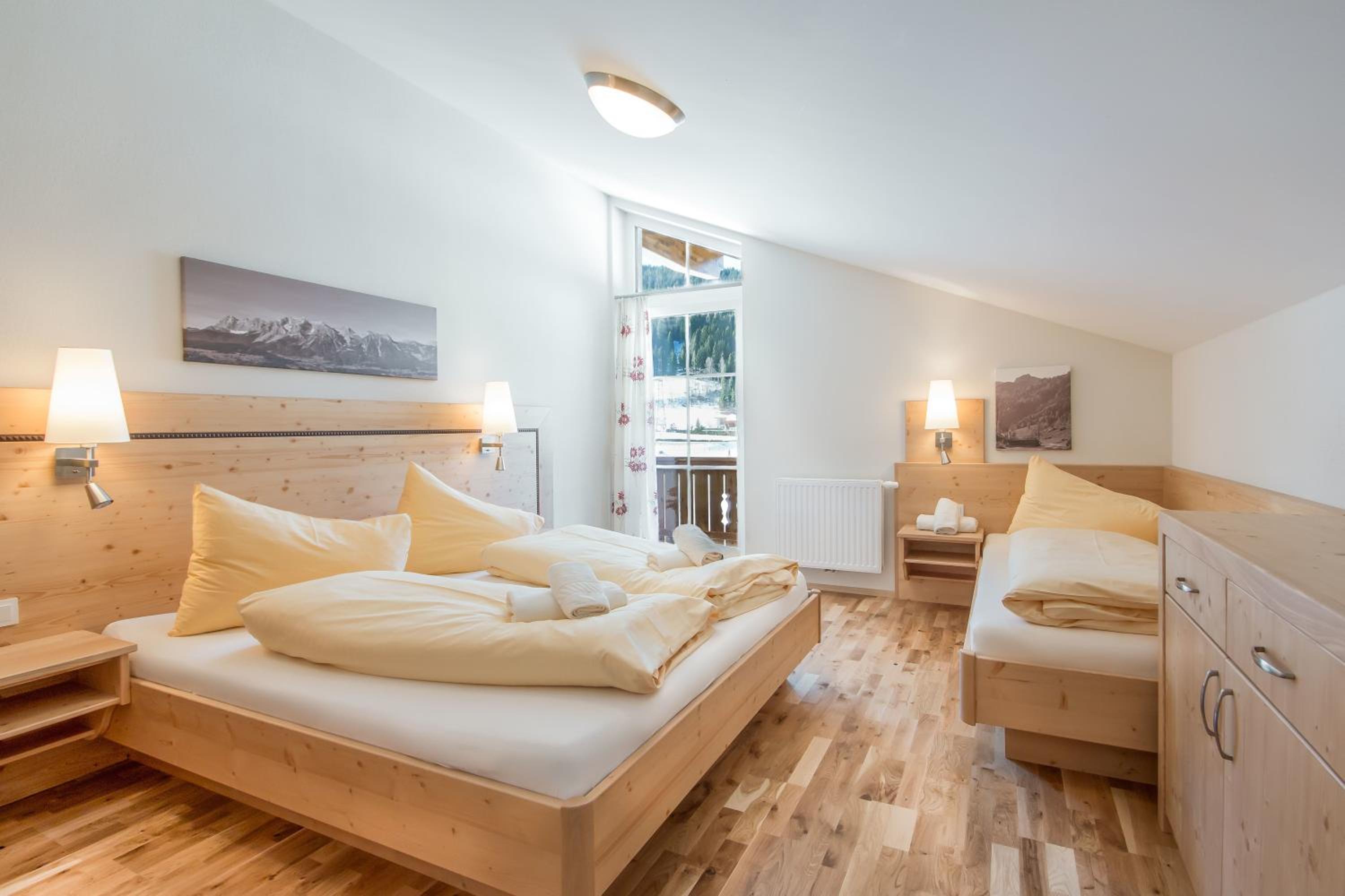 Large Two-Bedroom Apartment with Balcony - Photo 11