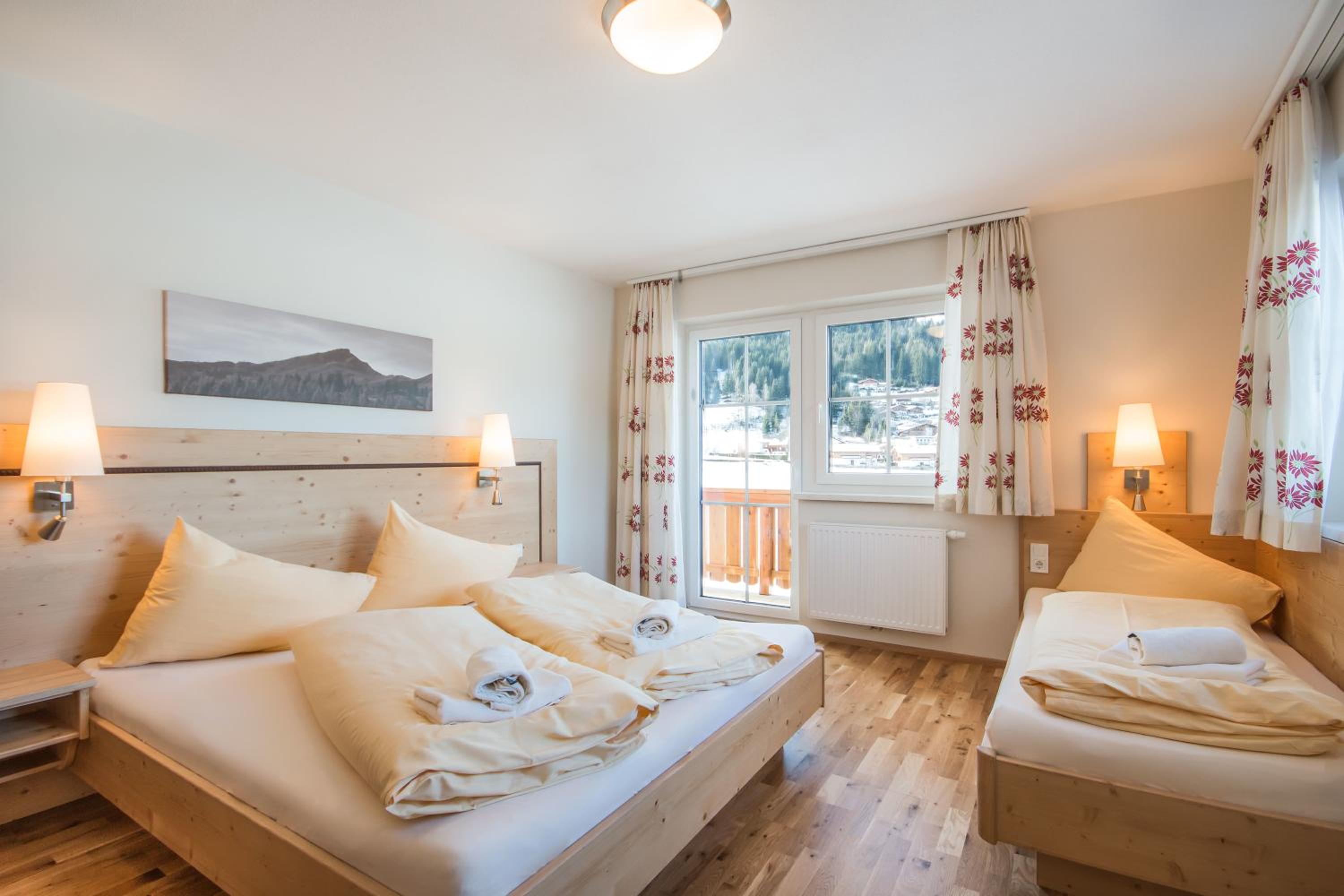 Large Two-Bedroom Apartment with Balcony - Photo 13