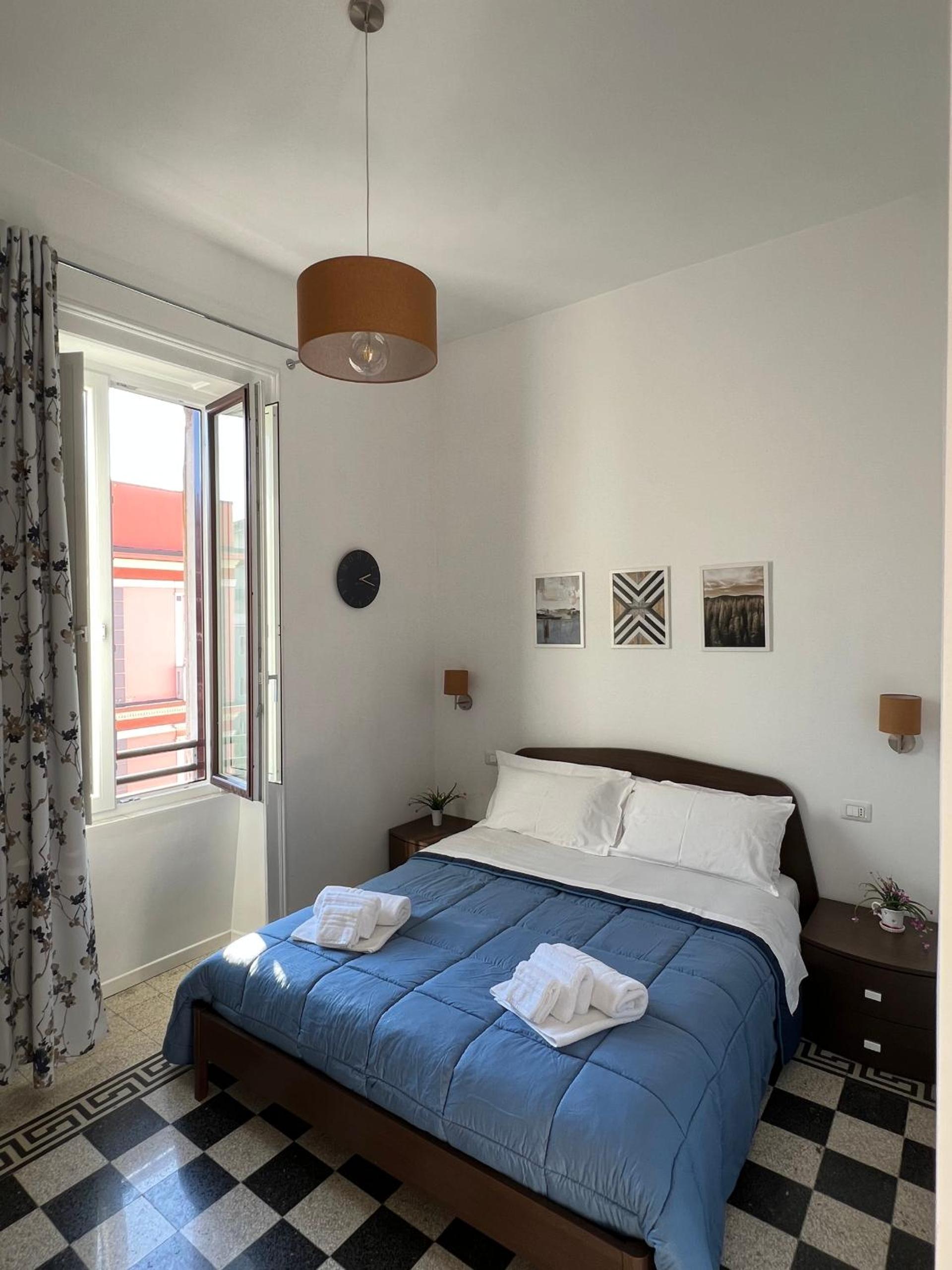 Standard Twin Room - Photo 9