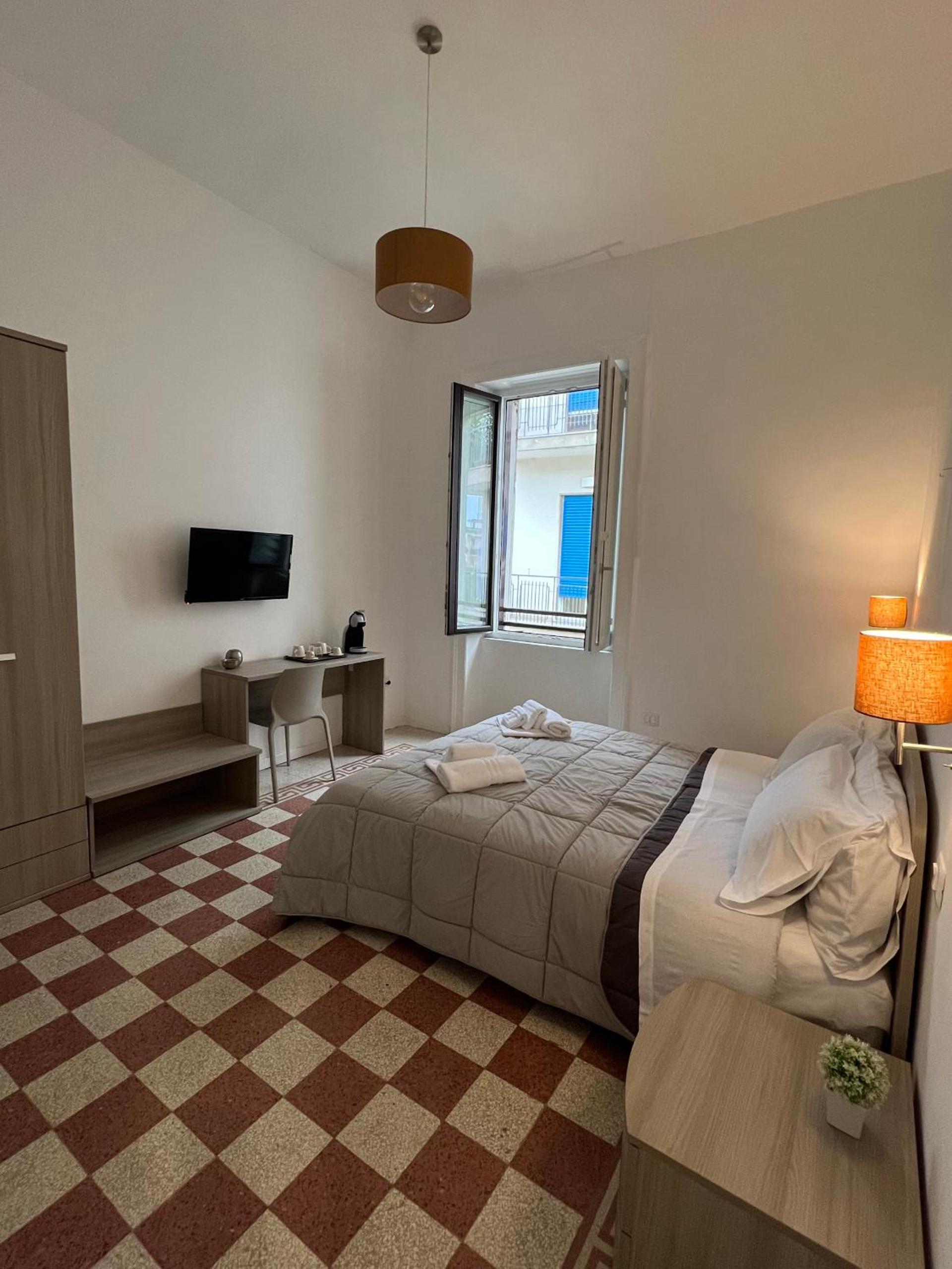 Twin Room with Shower - Photo 4