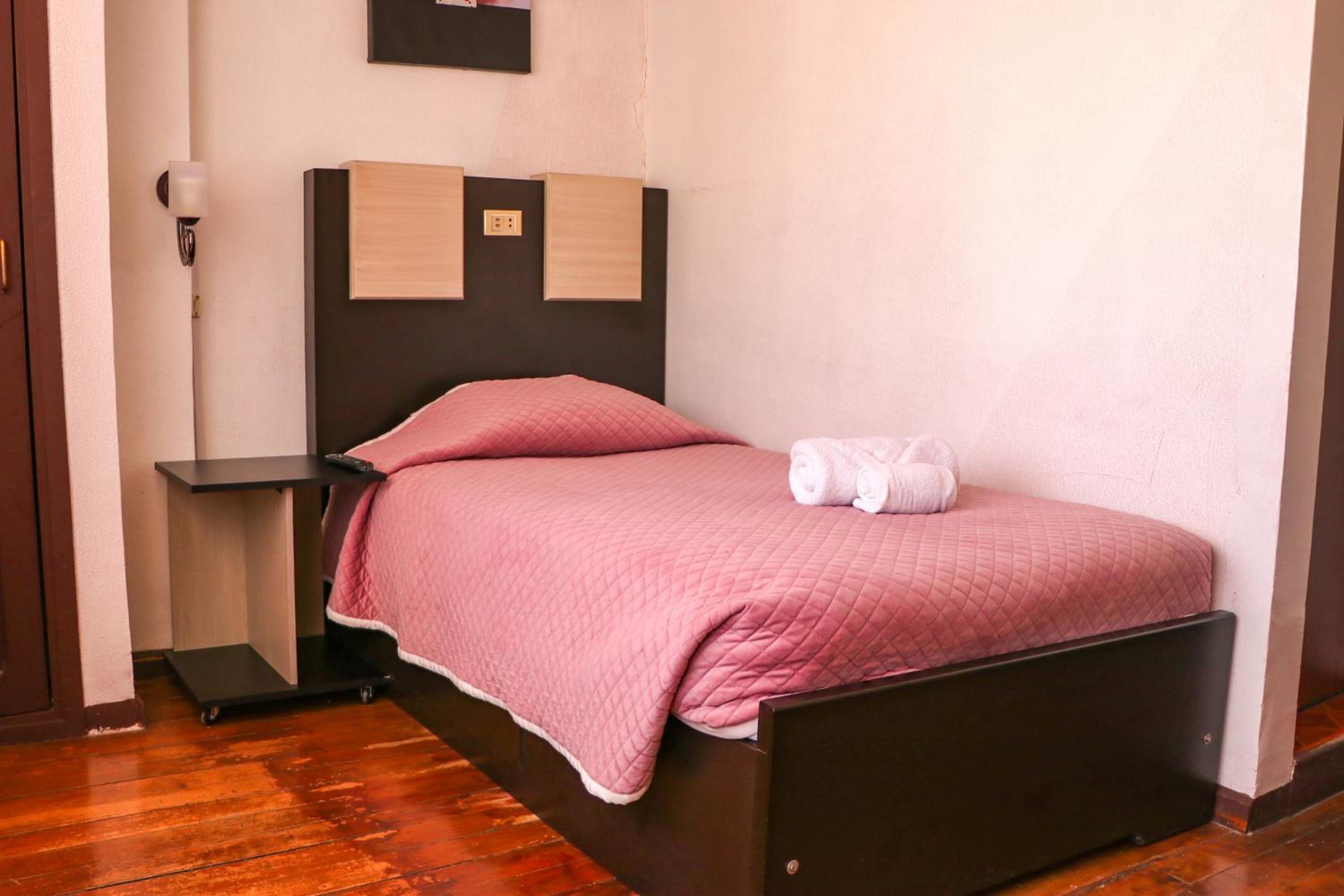 Single Room with Private Bathroom photo 2