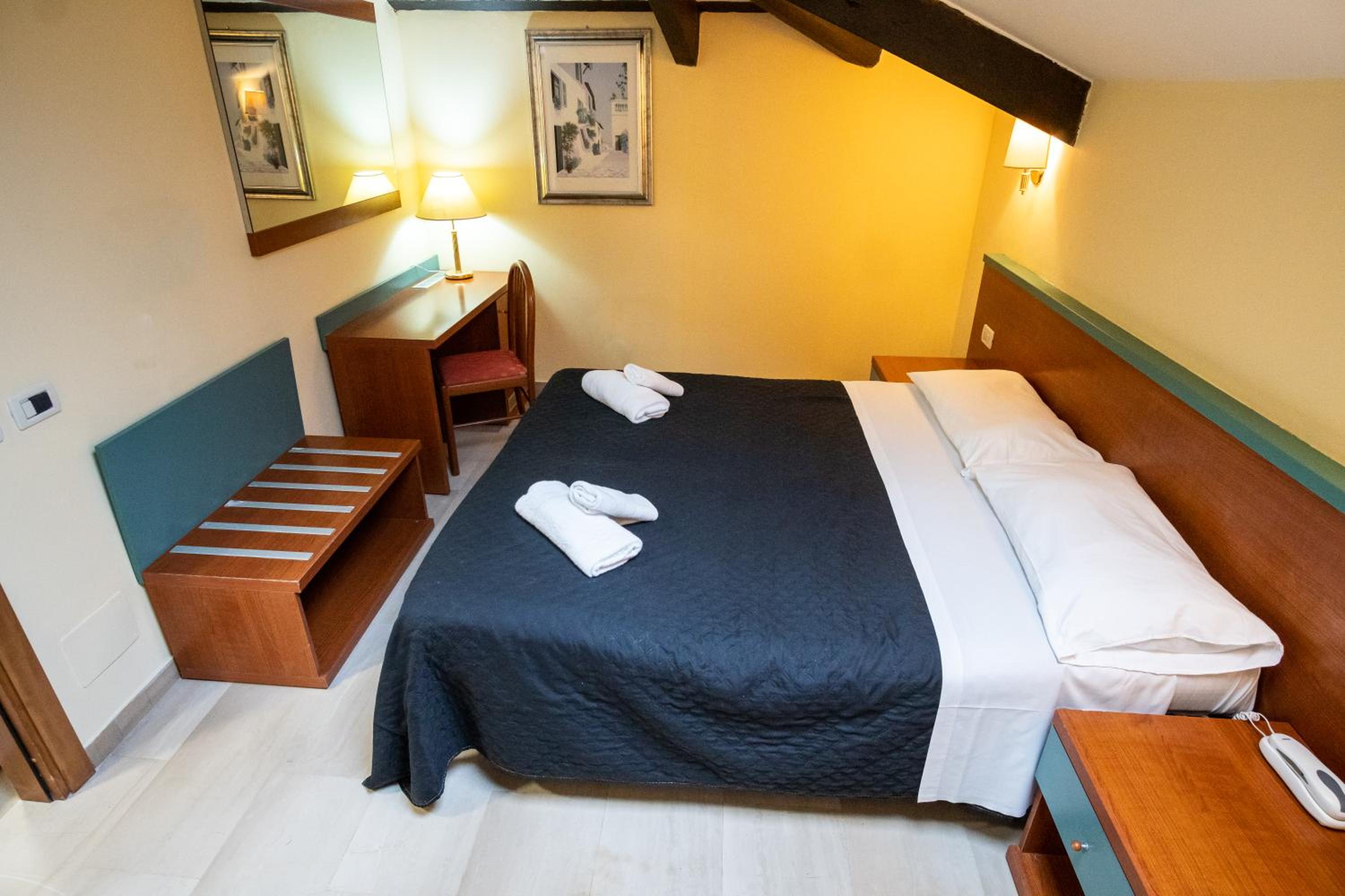 Large Double Room photo 2