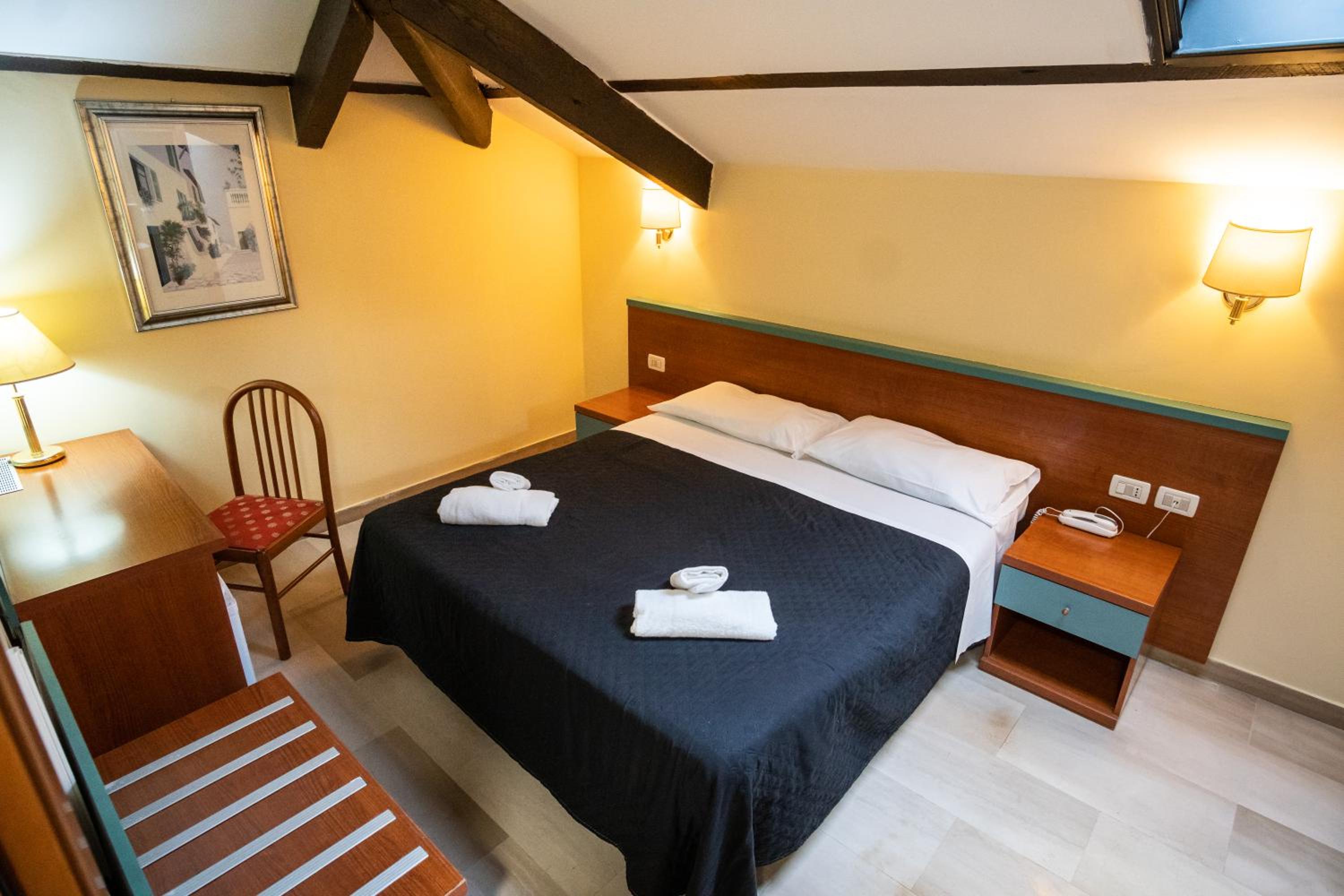 Large Double Room photo 1