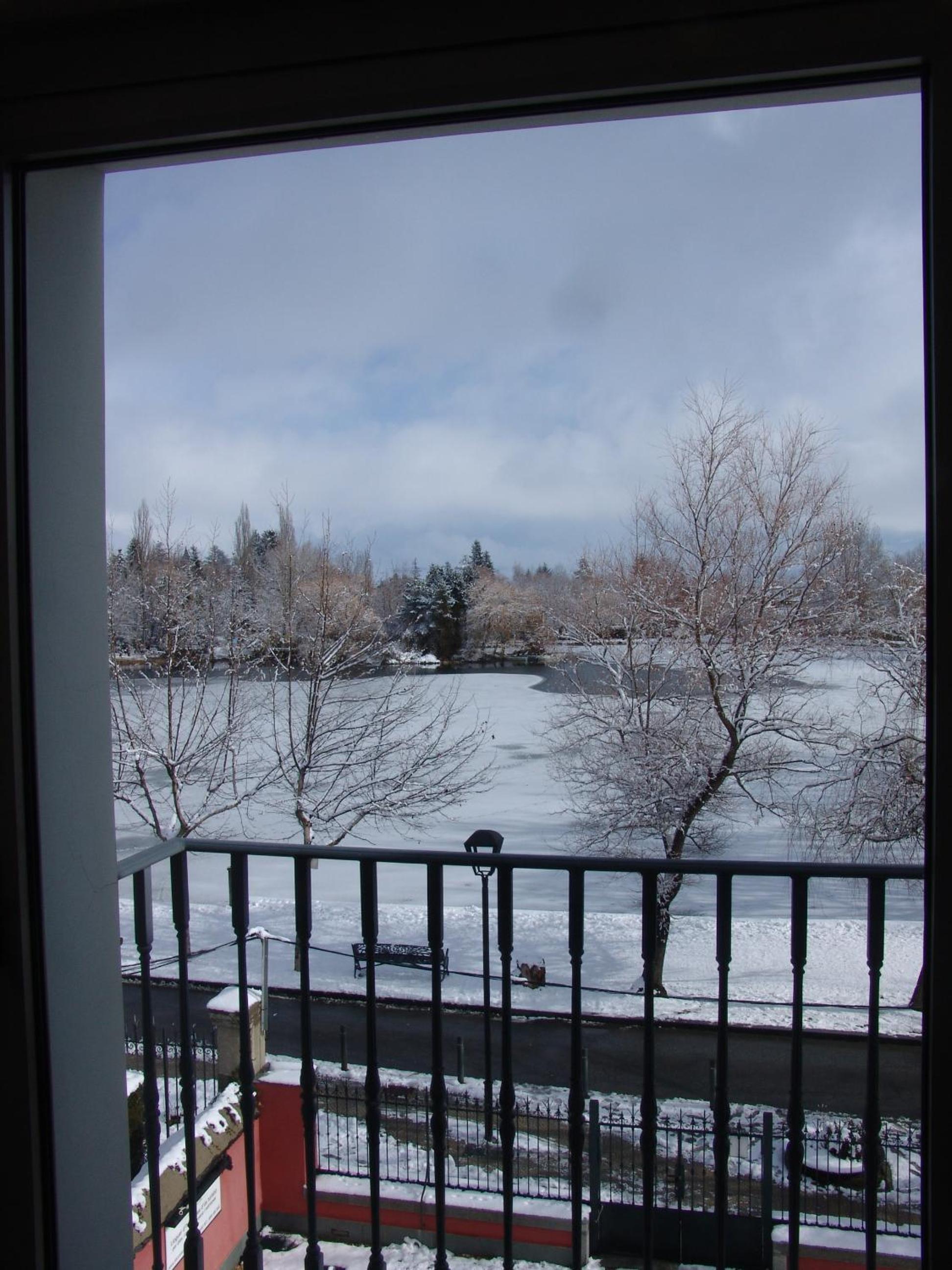 Two-Bedroom Apartment with Balcony and Lake View photo 2
