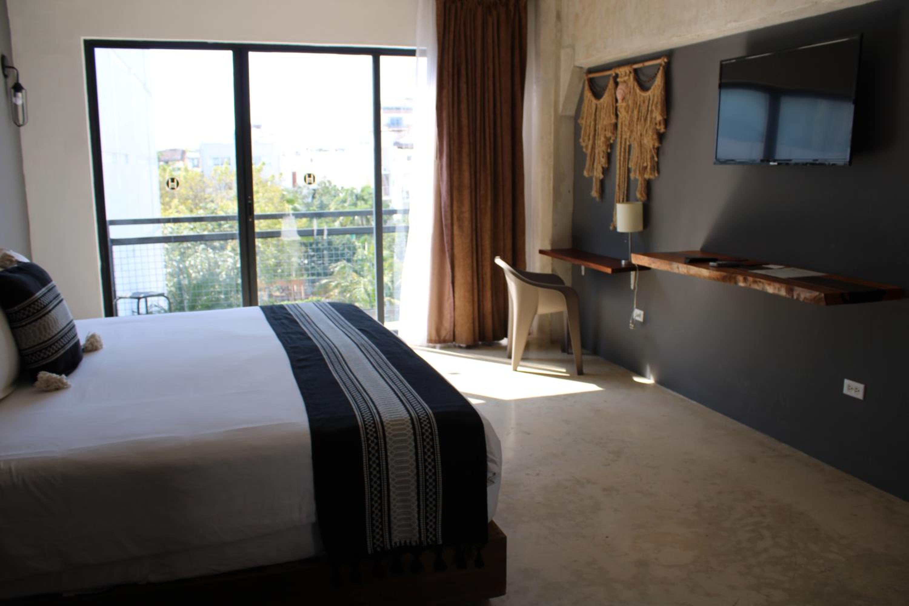 Deluxe King Room with Balcony - Photo 3