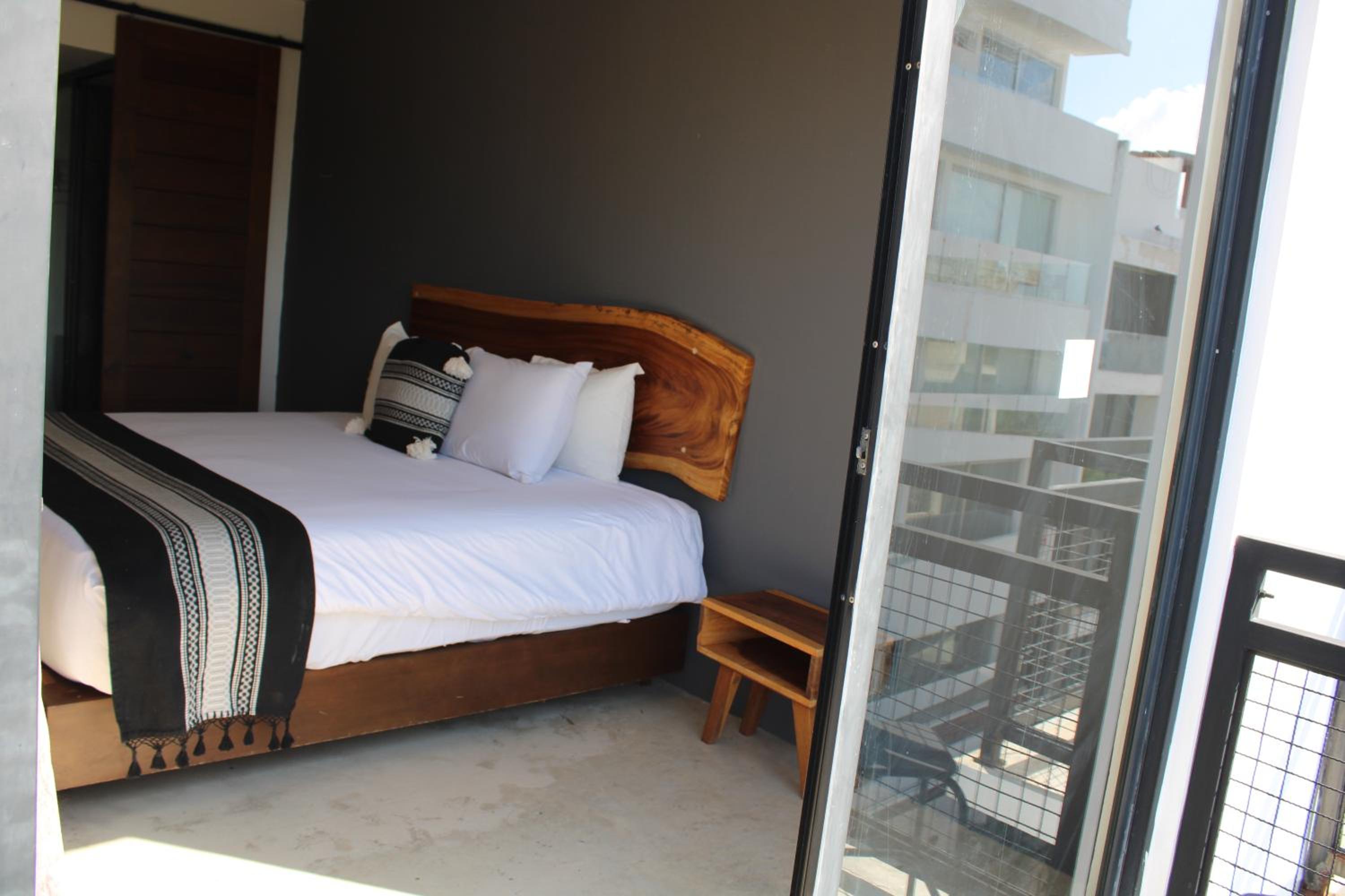 Deluxe King Room with Balcony - Photo 5