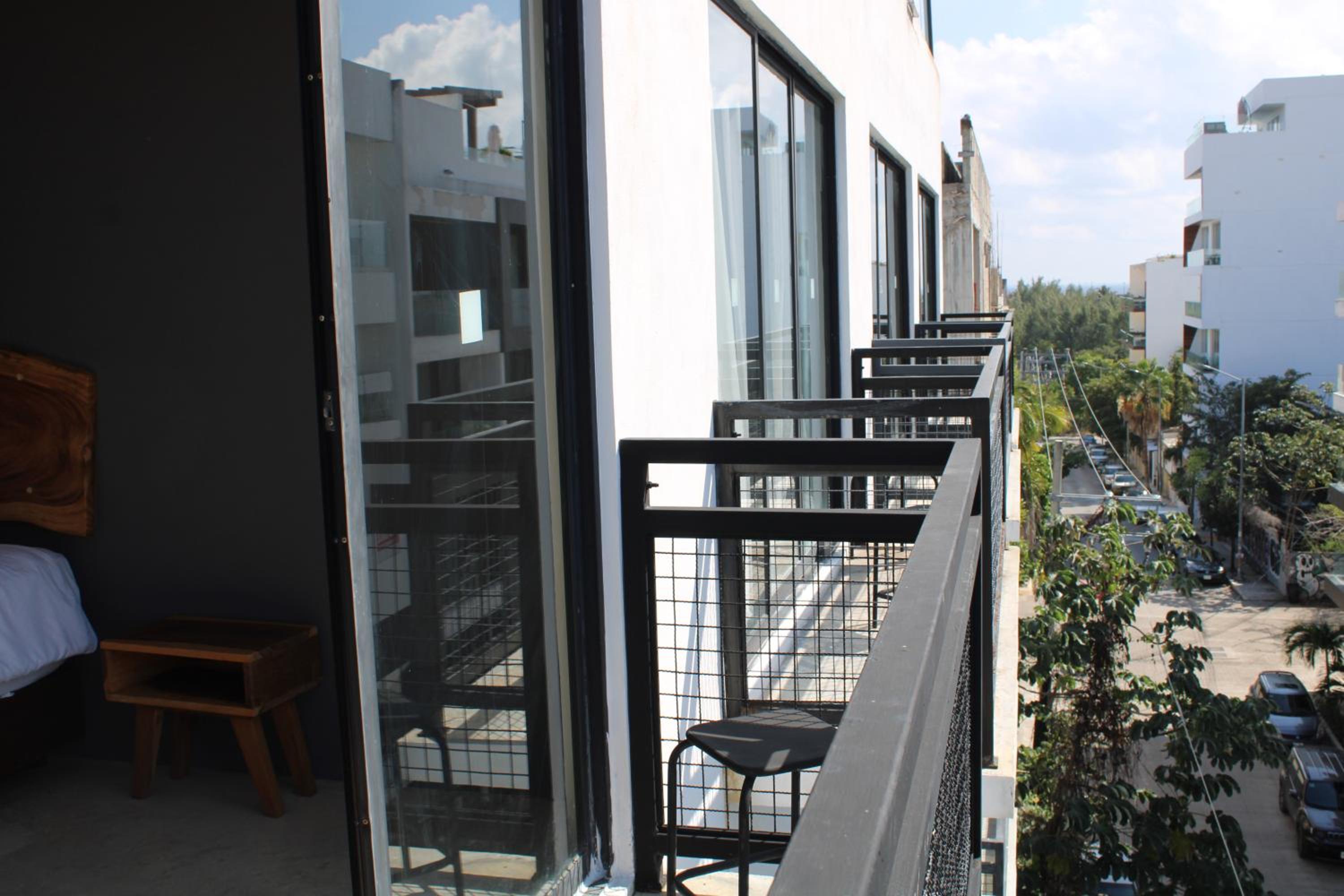 Deluxe King Room with Balcony - Photo 8