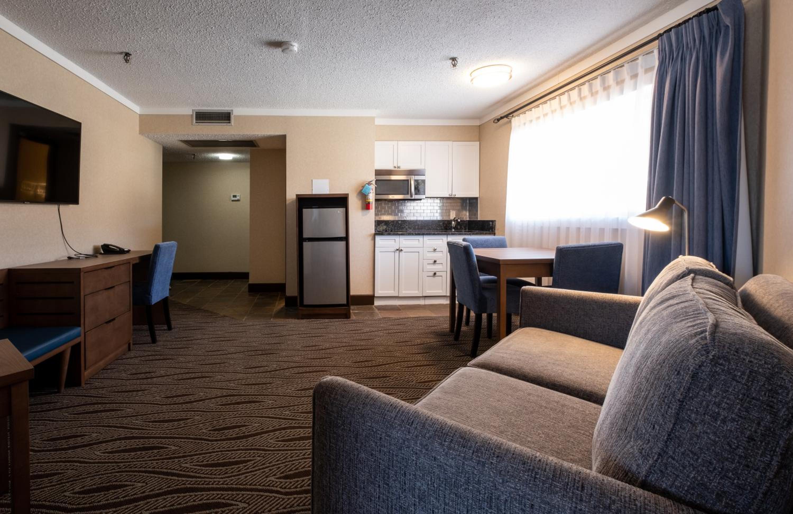 Queen Suite with Sofa Bed and Mountain View photo 2