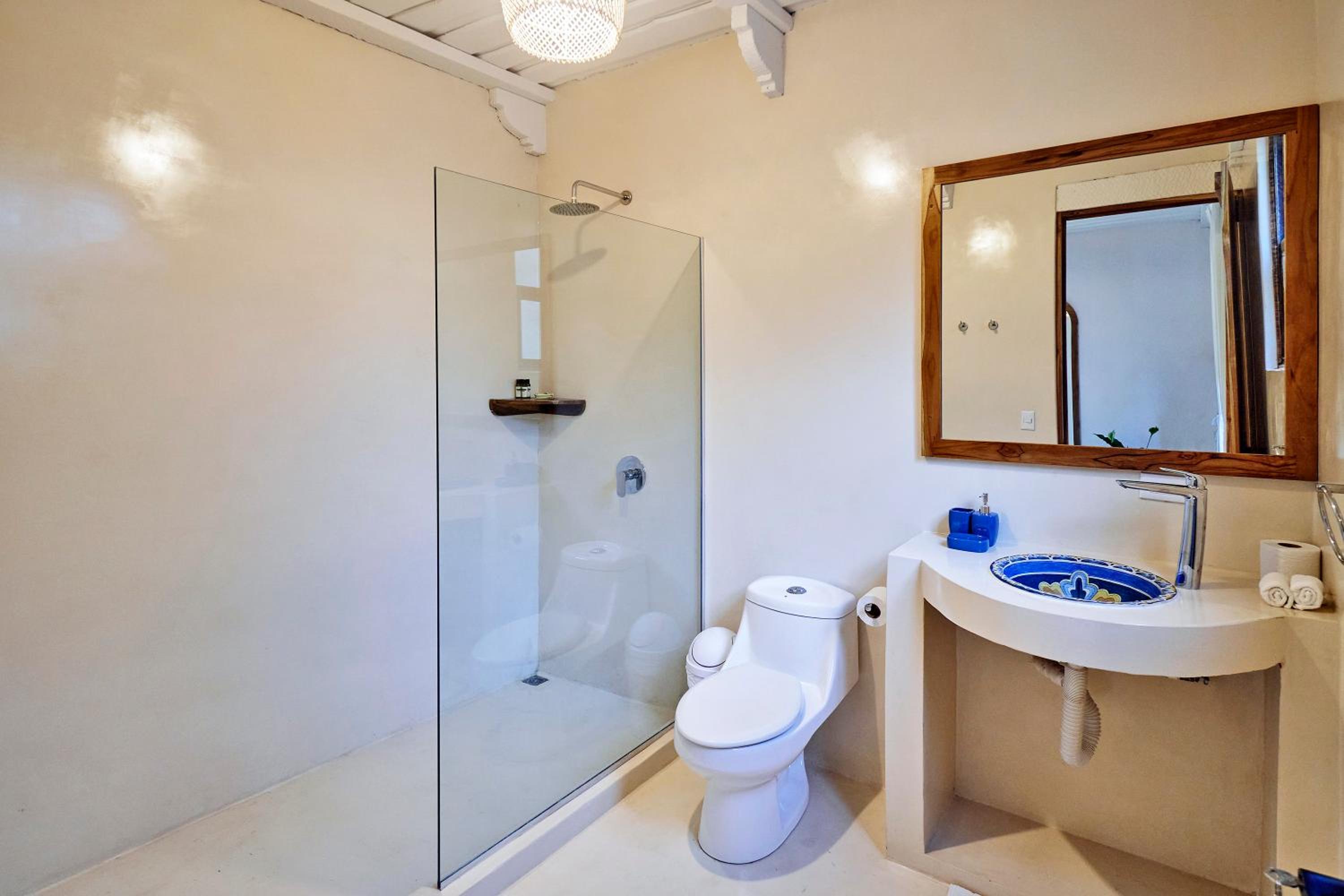 Queen Suite with Pool View photo 2