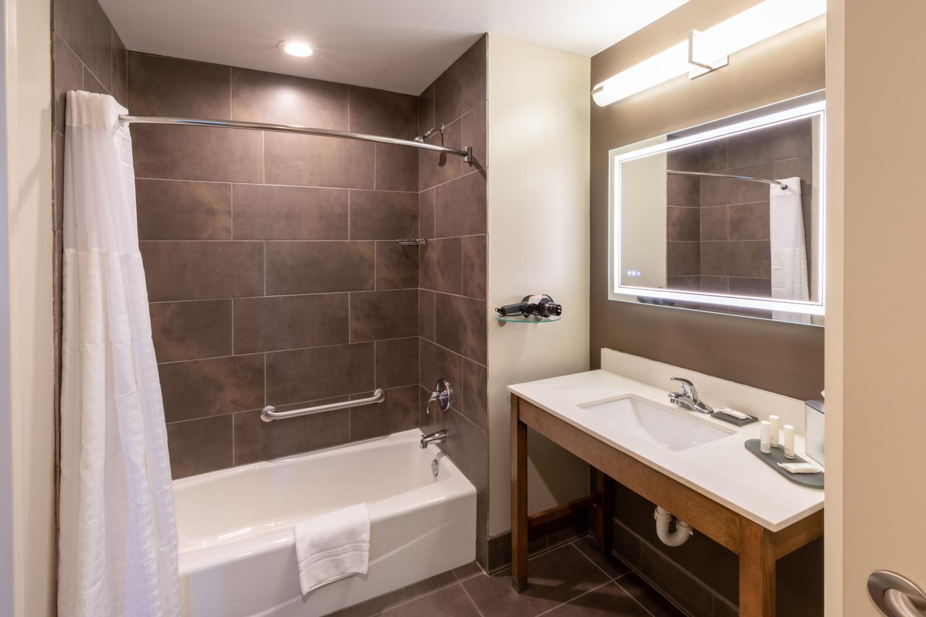 La Quinta Inn & Suites by Wyndham Tulsa Downtown - Route 66, Photo 5